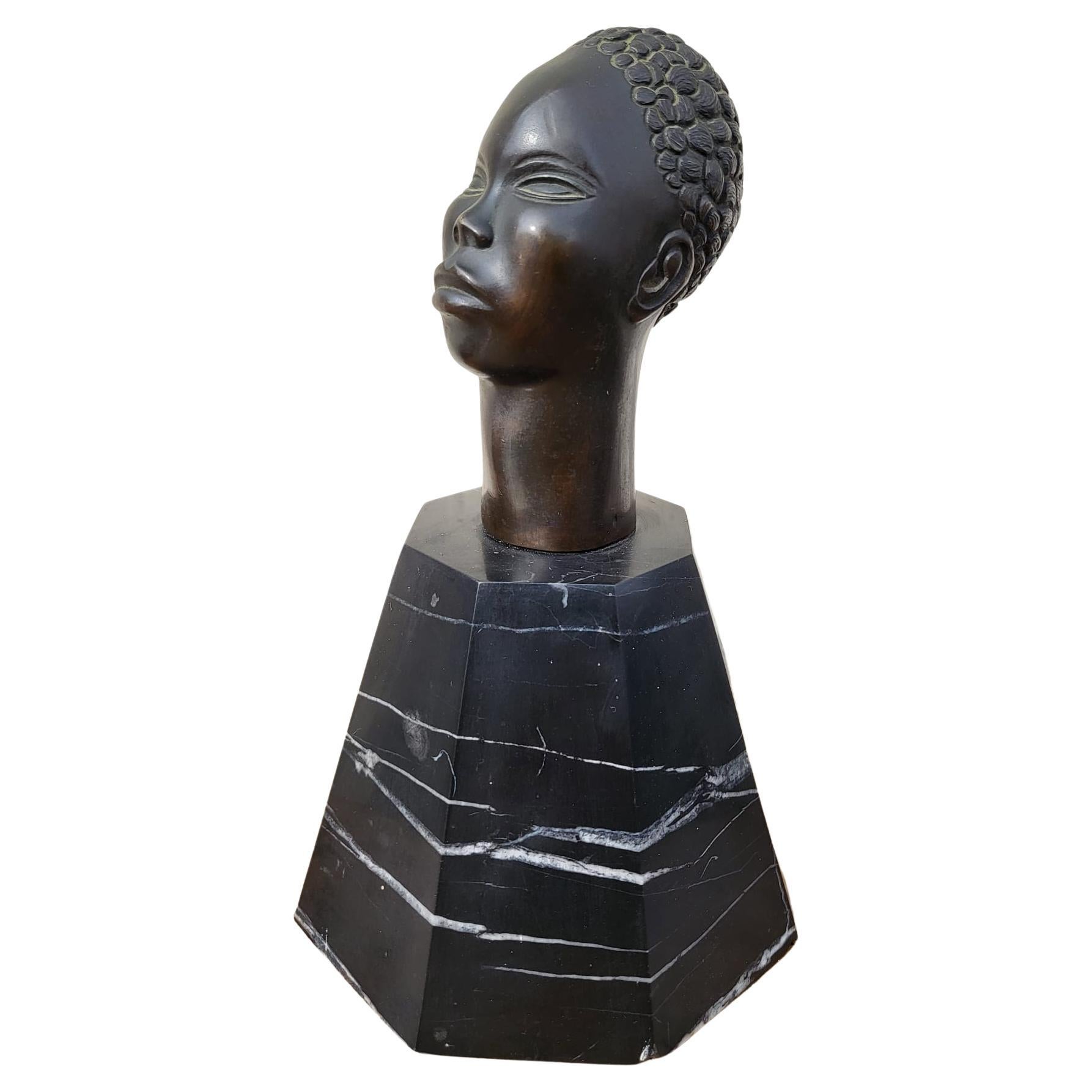 Escultura de bronce, cabeza africana, sobre base, Siglo XX