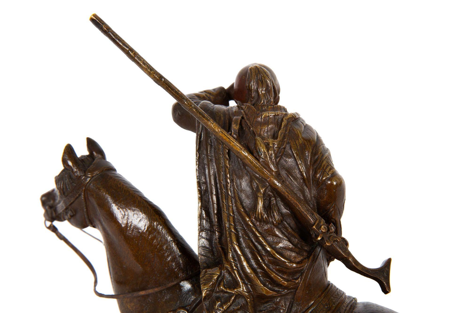 Bronze Sculpture en bronze - Chasseur arabe à cheval par Alfred Dubucand