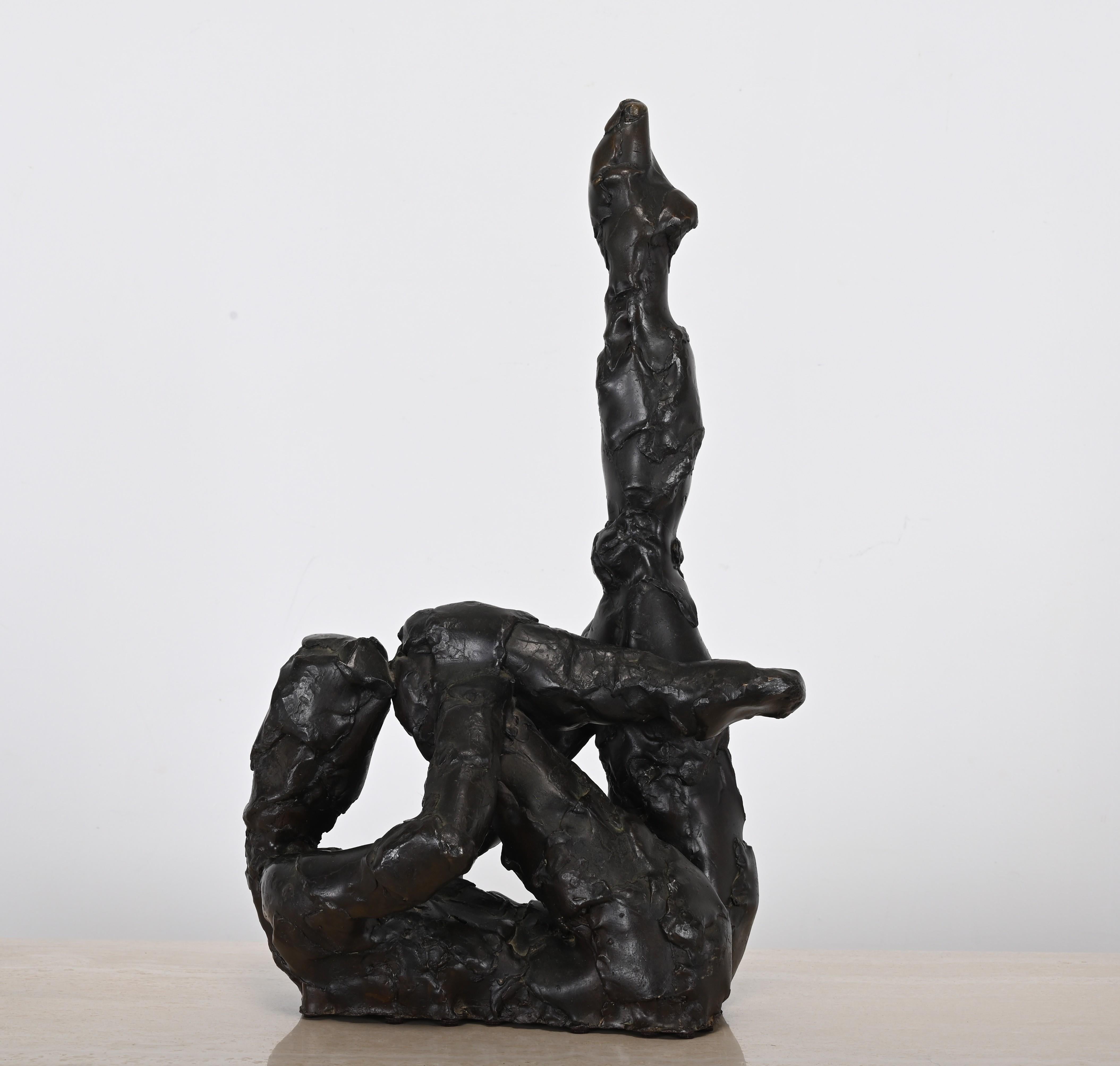 Una scultura monumentale in bronzo alla maniera di Alberto Giacometti. Questa meravigliosa scultura di una 