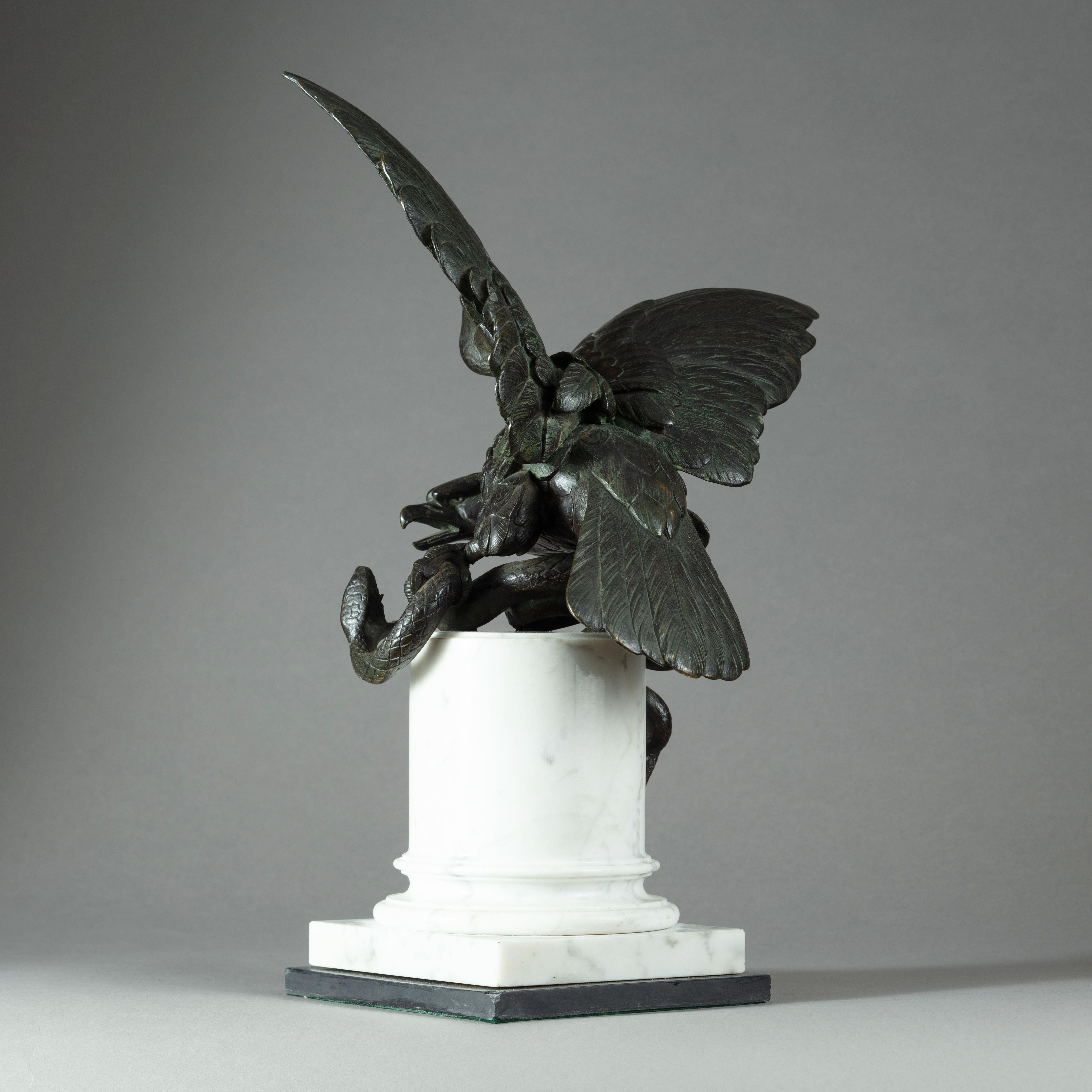 Escultura de bronce Ave rapaz luchando contra una serpiente siglo XIX en venta