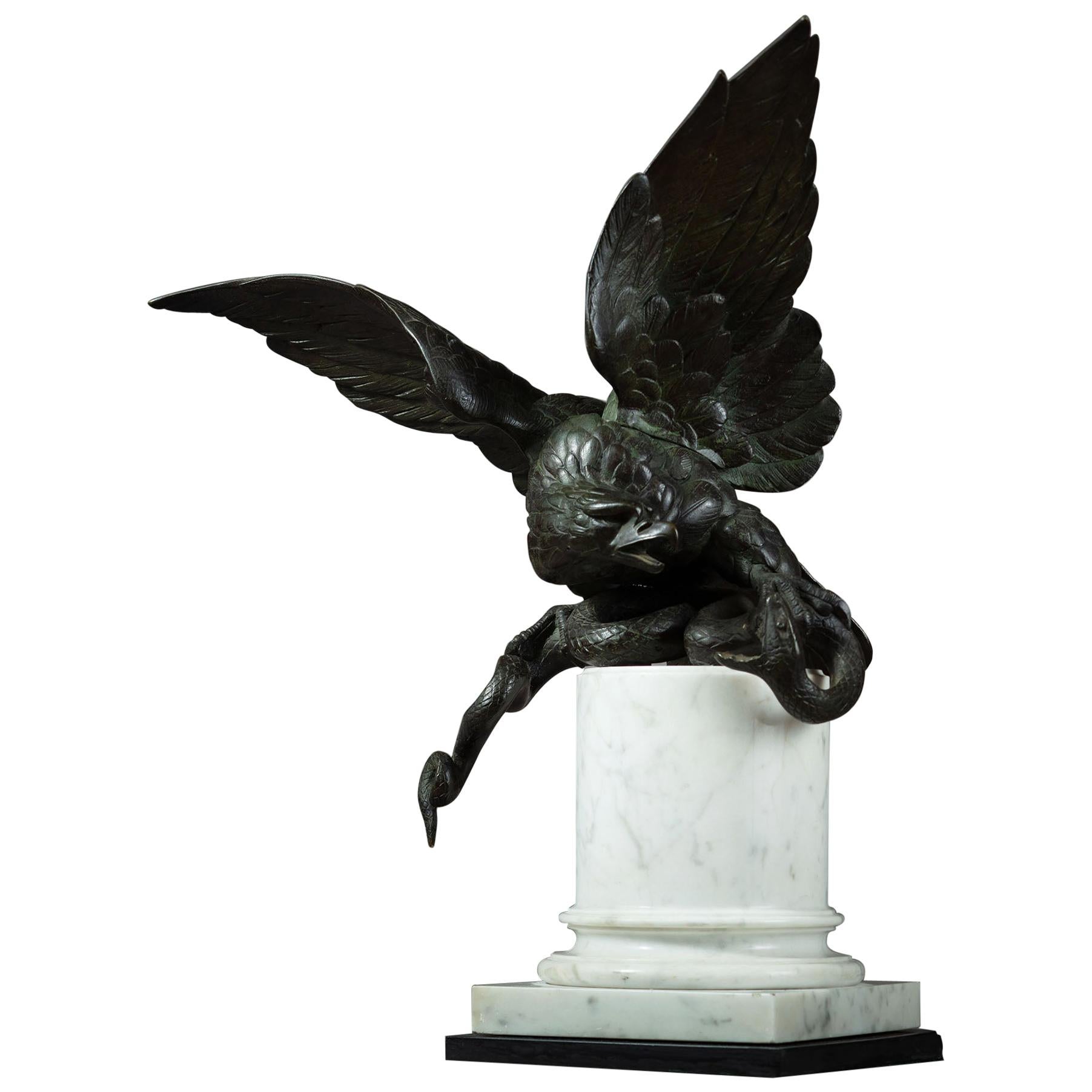 Escultura de bronce Ave rapaz luchando contra una serpiente en venta