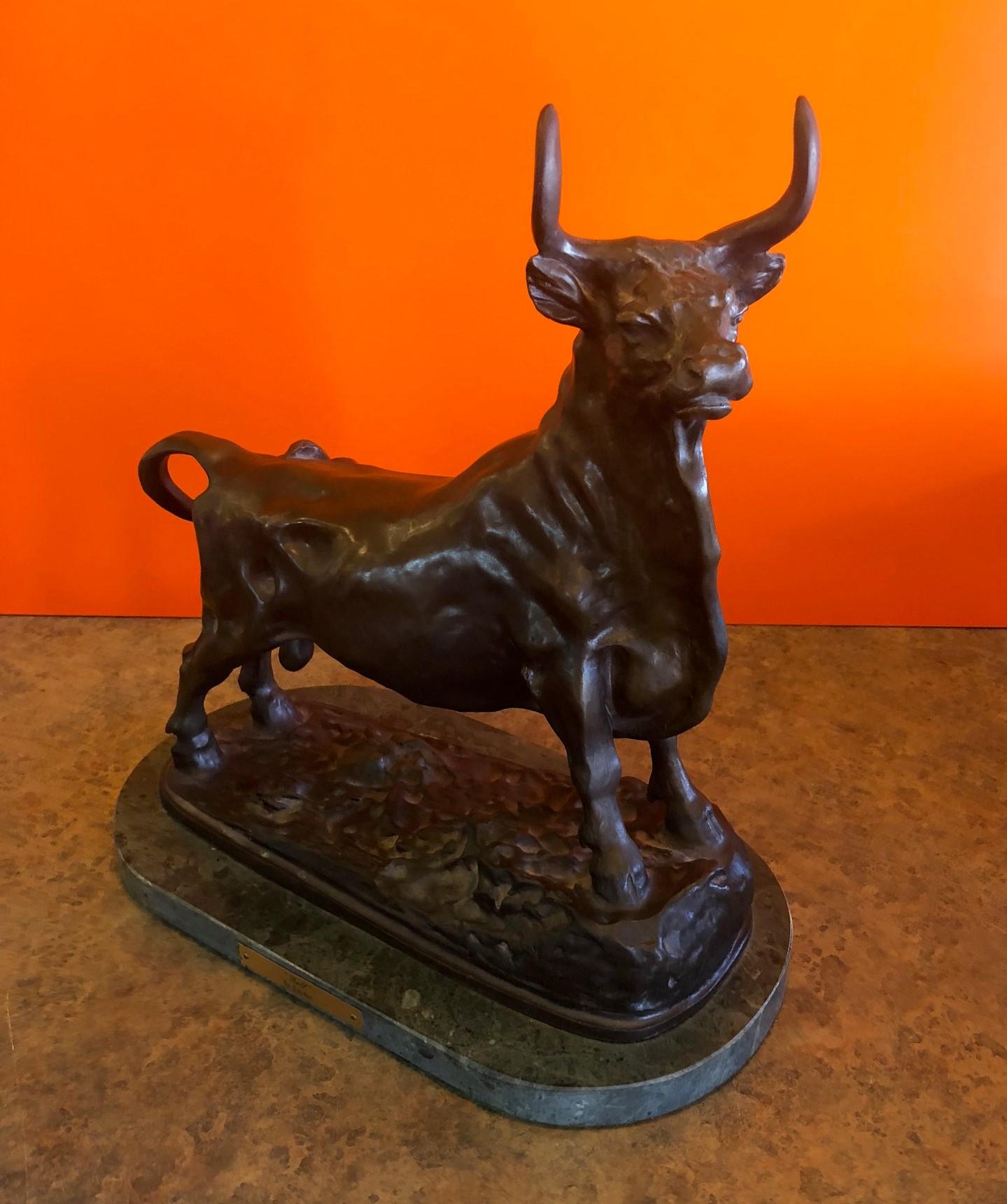 Grand et impressionnant taureau en bronze sur base de marbre intitulé 