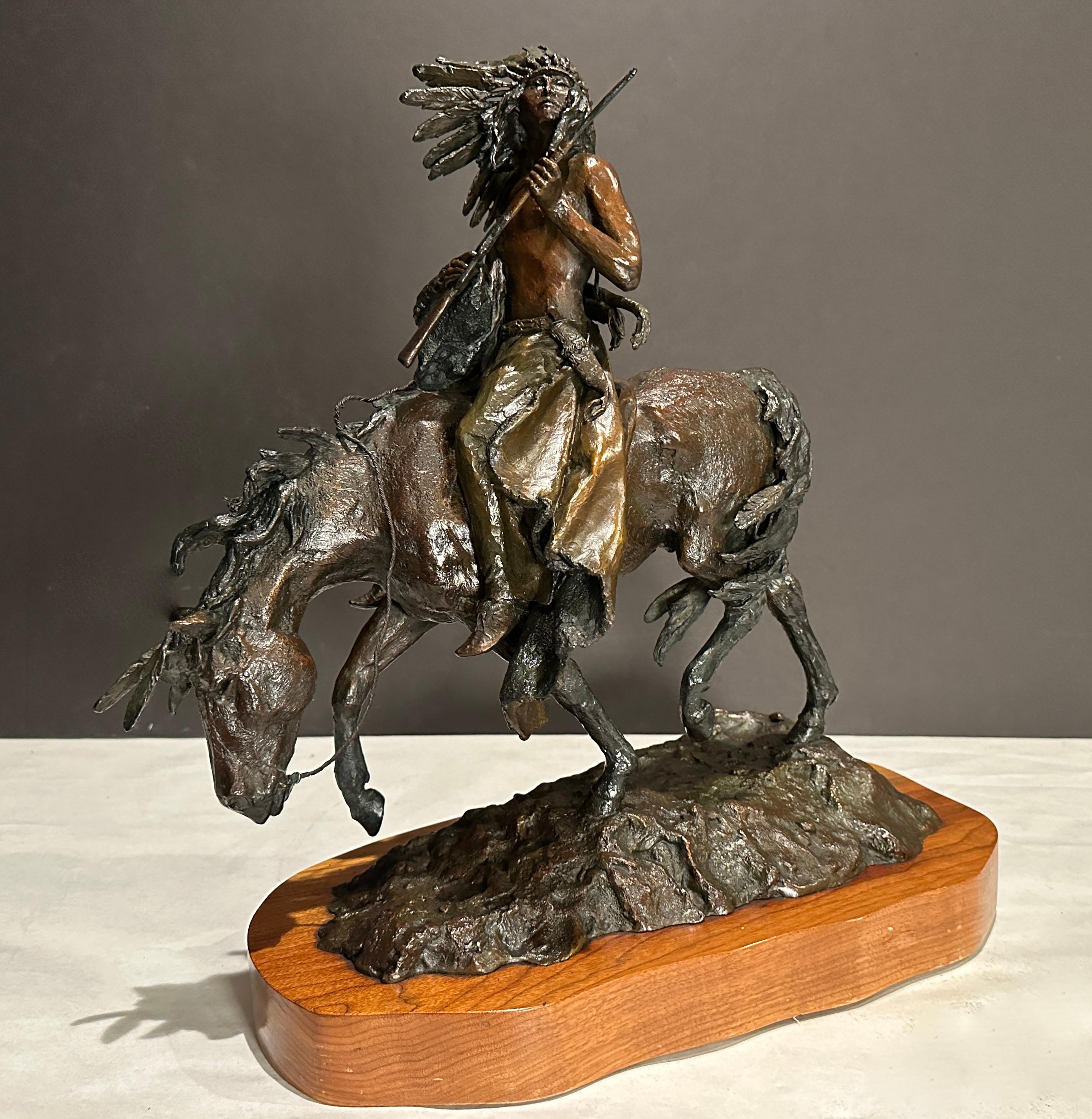 Nativo americano a cavallo. Firmato e numerato 24/30, con firma dell'artista.
Daro Flood (1954 - 2017) è stato attivo/ha vissuto in Arizona.  Daro Flood è noto per la scultura di busti di indiani e cowboy.
Daro Flood era un gioielliere che ha deciso