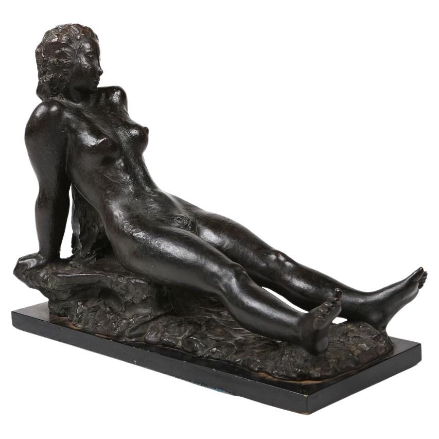 Escultura de bronce de Gerhard Henning - "Niña sentada con las piernas extendidas"