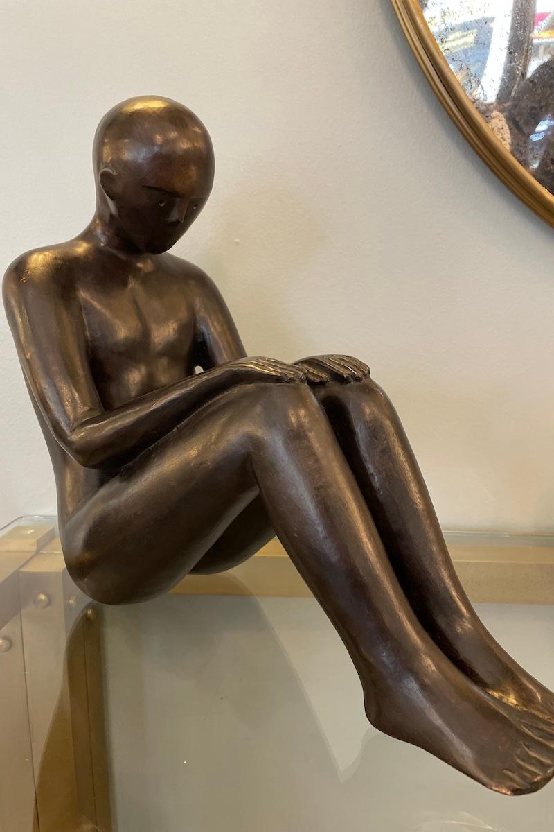 Scultura in bronzo di Mimmo Paladino che raffigura una figura umana accovacciata a terra. La scultura è altamente espressiva, il che la rende unica e perfetta per valorizzare un angolo della tua casa.

Misure: 38 cm x 20 cm x H. 36 cm.

Il prezzo