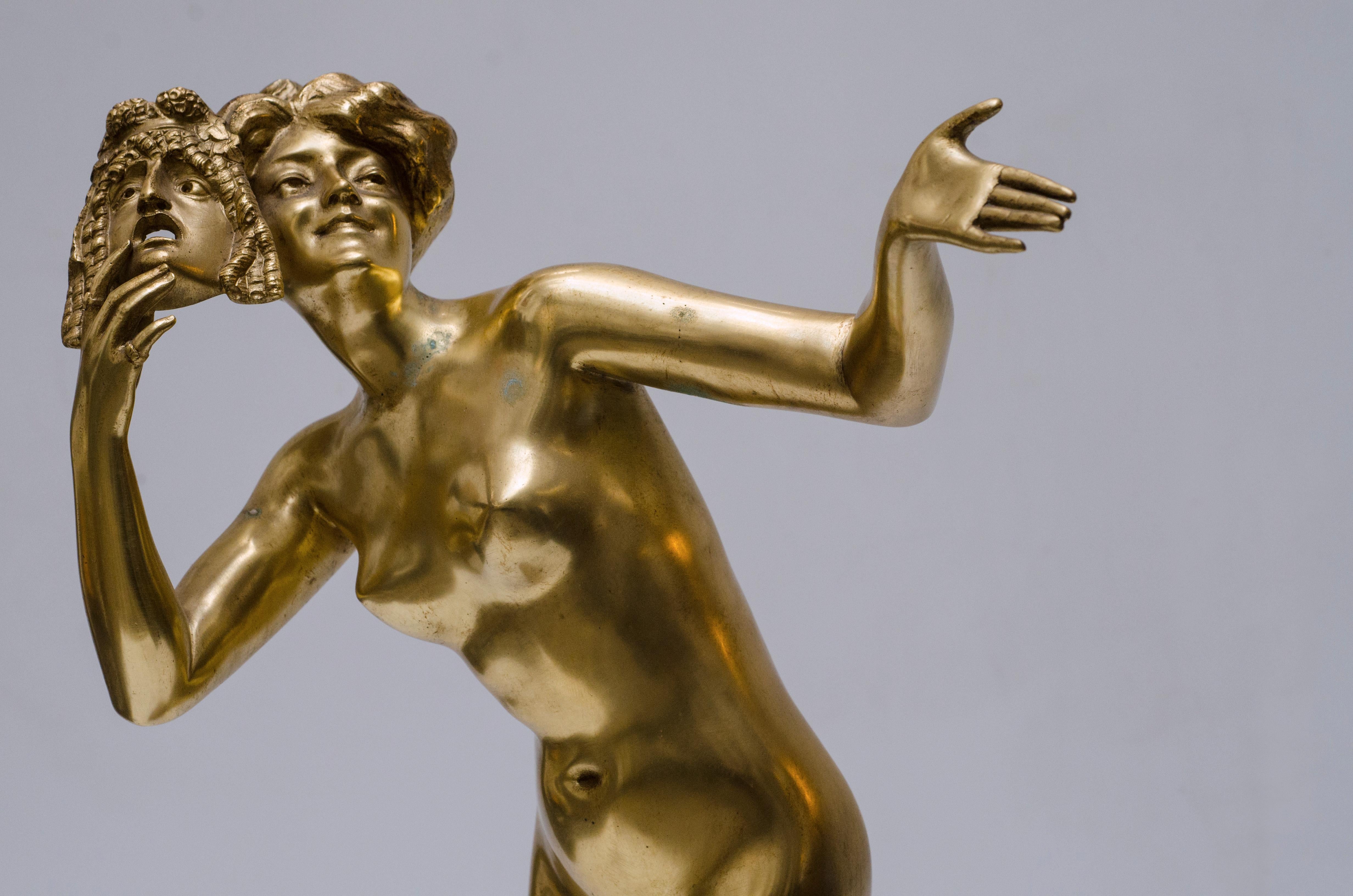 Scultura in bronzo realizzata da Paul Philippe (1870-1930), rivestita d'oro con una base in marmo scarlatto e portoro. Nella sua mano tiene la maschera della tragedia e da un lato il suo volto sorridente.

Firmato P. Philippe

Francia, CIRCA 1920.