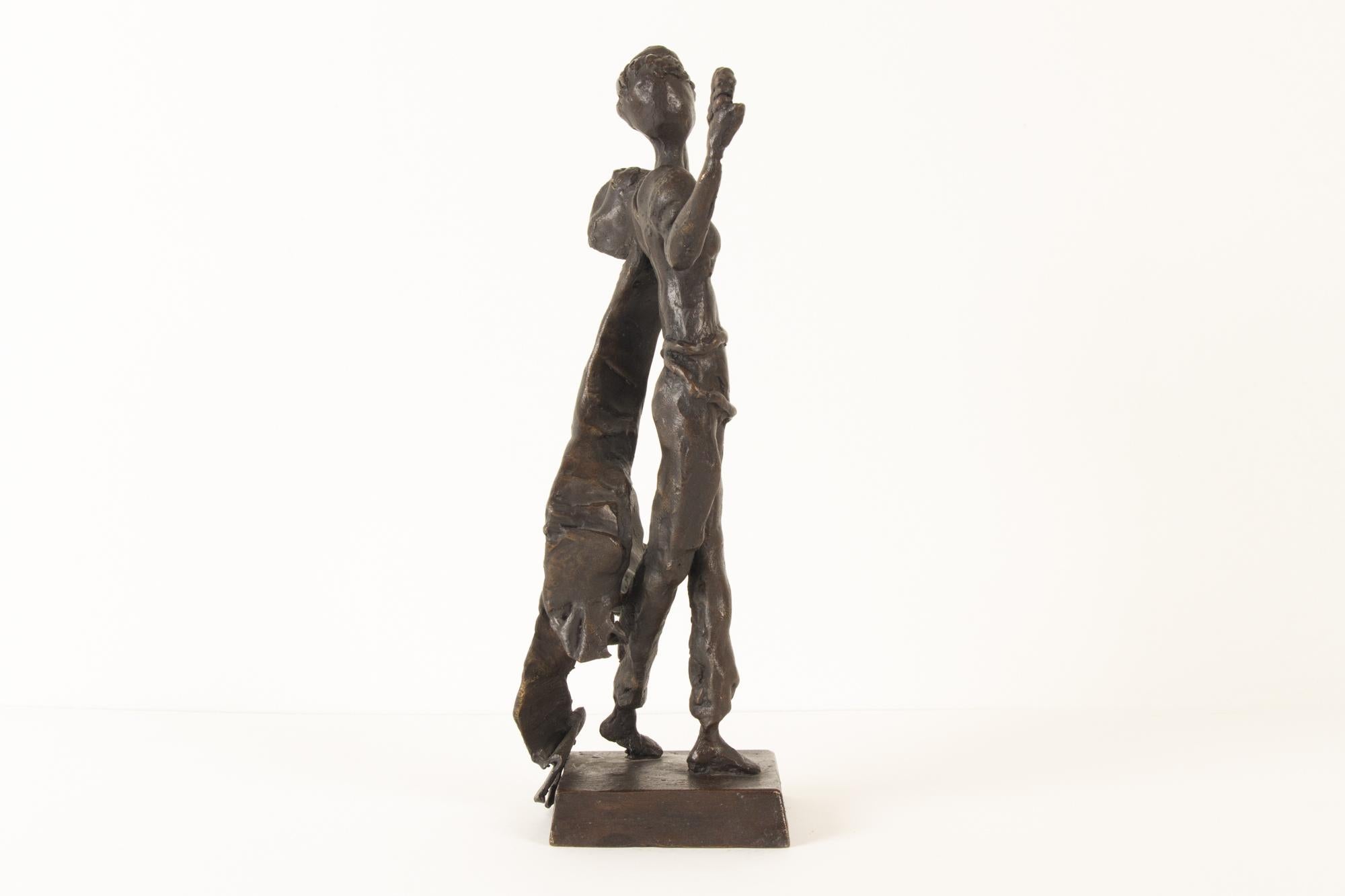 Scultura in bronzo dello scultore olandese Rob Cerneüs (1943-2021)
Figurina raffigurante una donna con abiti fluenti. Firma sulla base.