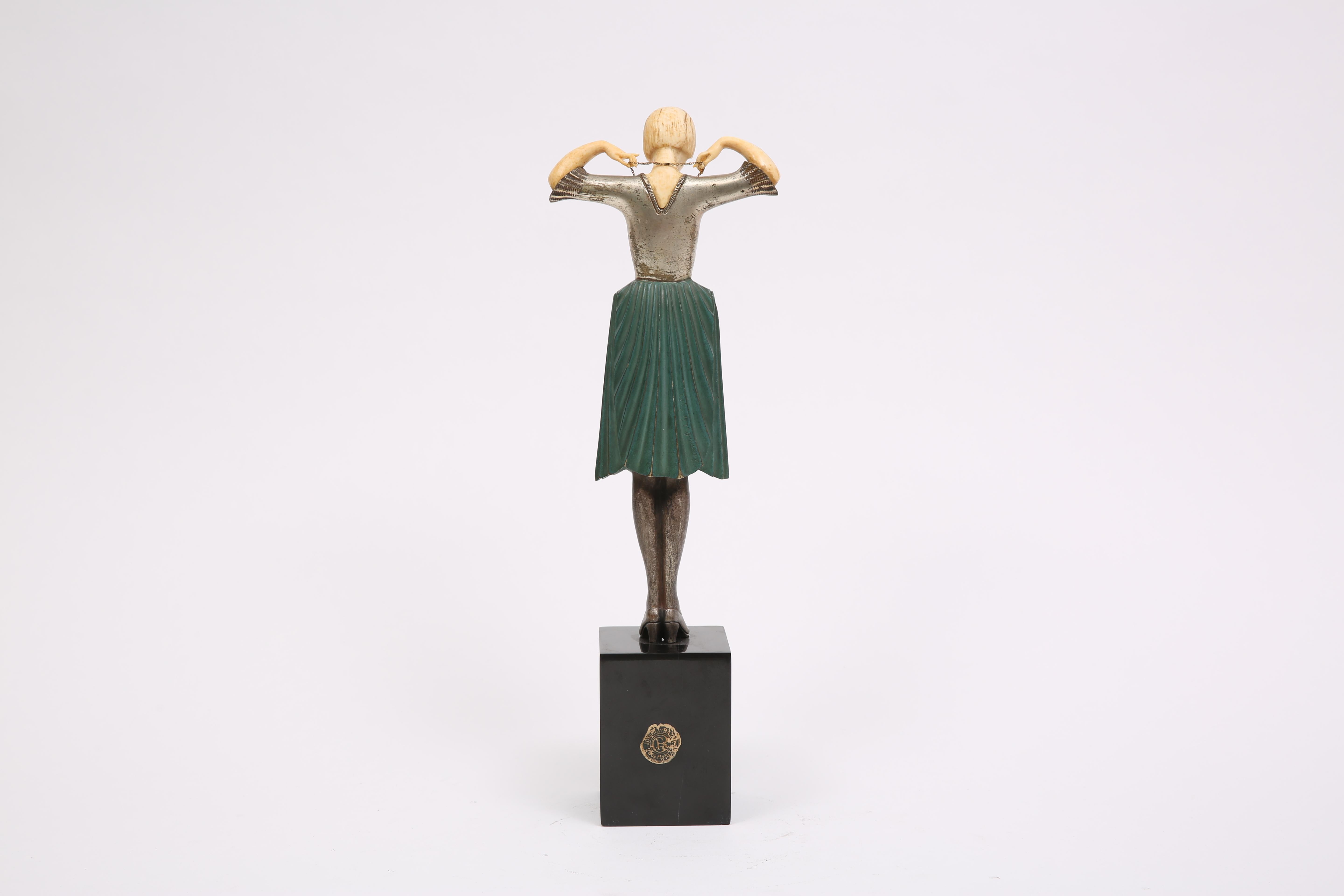 Scultura in bronzo con placcatura in argento, gonna policroma verde e base in marmo nero belga. Firmato Samuel-Lipschitz

Francia, CIRCA 1940.