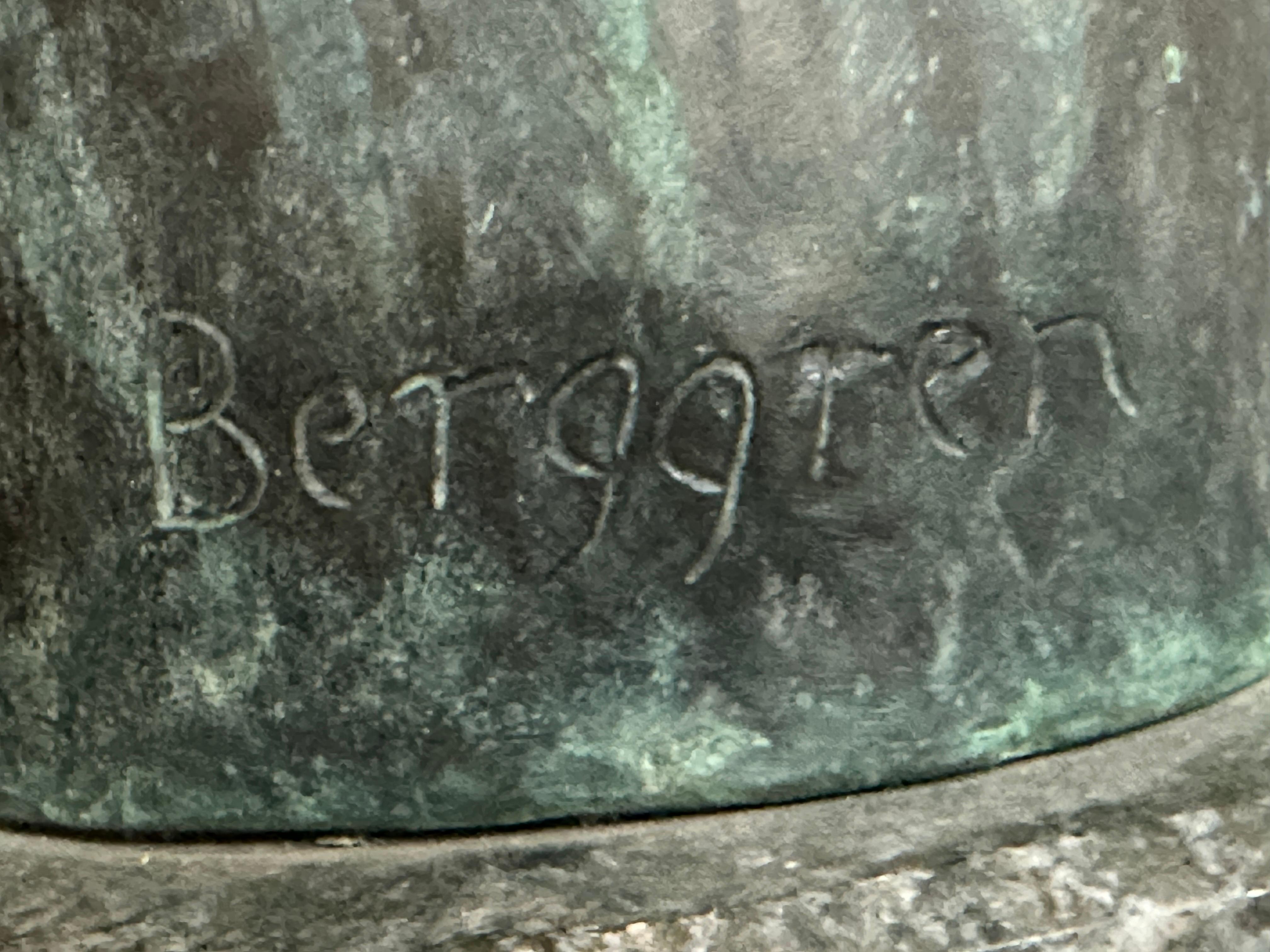 Sigge Berggren (Schweden, 1911-1968)
Bronzeskulptur, gegossen von Bergman in Malmö, Schweden, auf einem Marmorsockel.
Signiert vom Künstler mit Gießereistempel im unteren Teil.
Figur eines Mannes mit langem Hals
Sehr schöne grüne Patina, guter