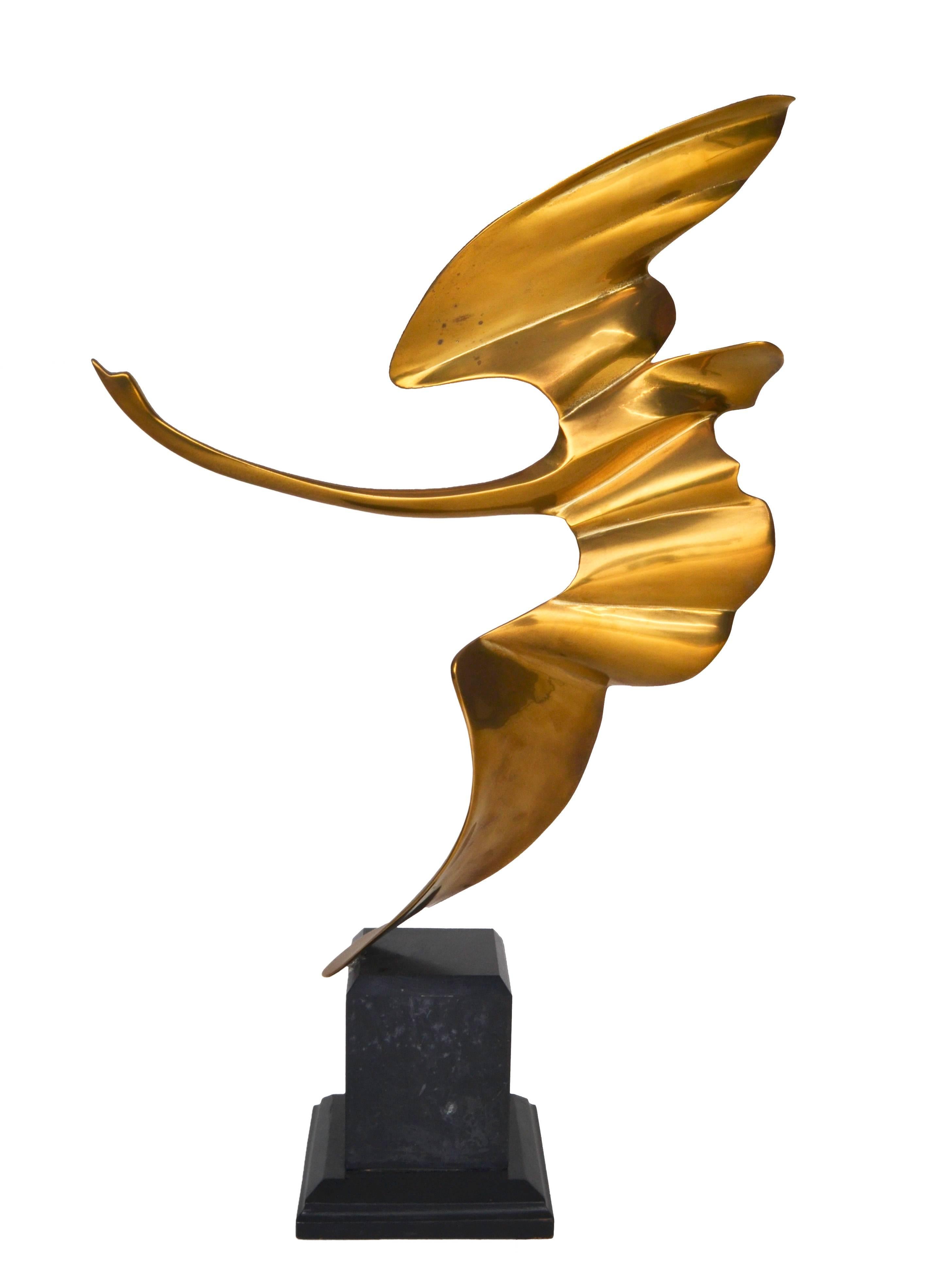Mid-Century Modern bronze abstract bird sculpture on a wood base by Hattakitkosol Somchai (1934-2000). 
Marked and dated by artist: Somchai '87. 
Hattakitkosol Somchai was a Thai artist who specialized in metal sculpture.