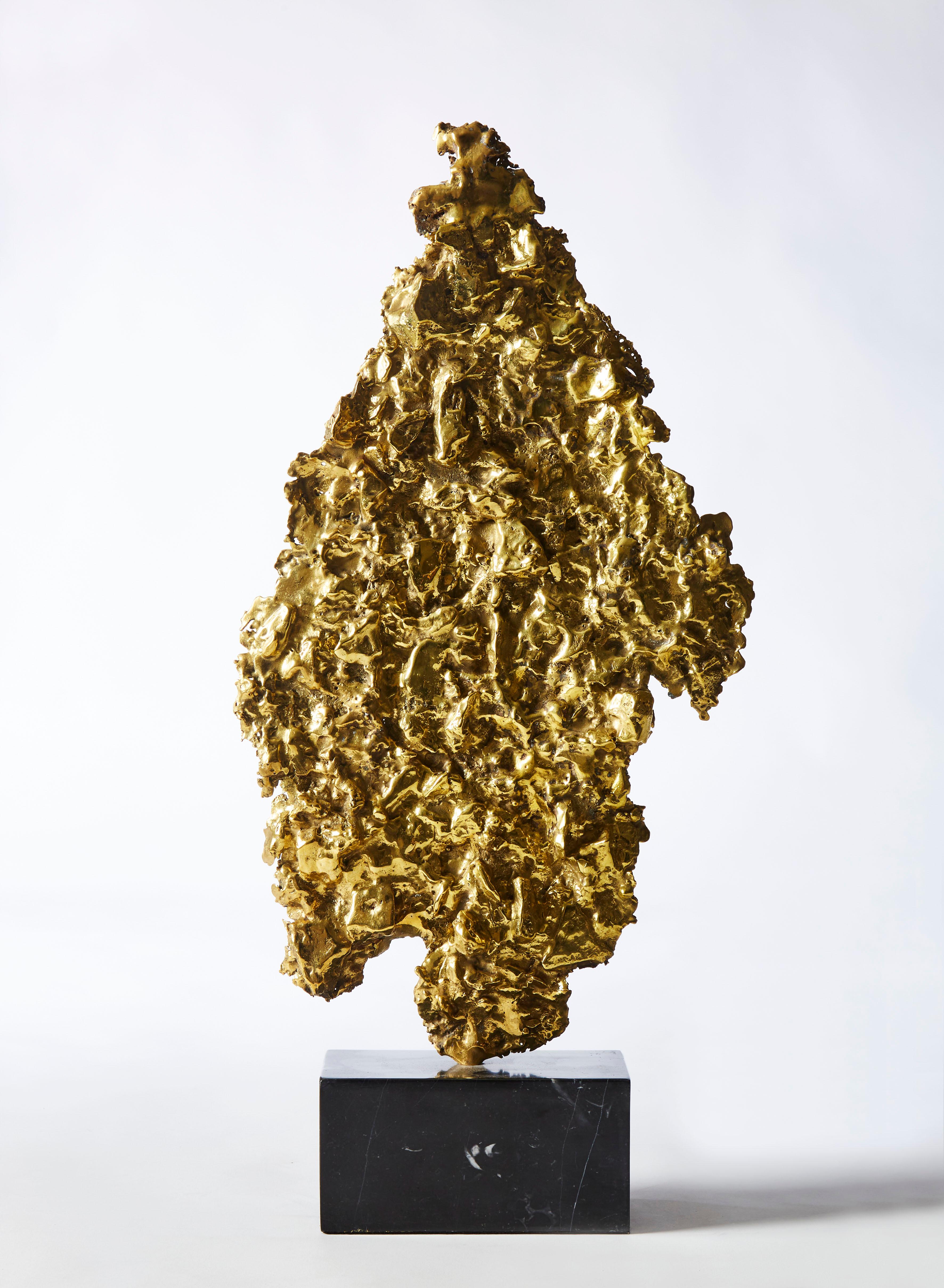 Scultura in bronzo dorato su basamento in marmo nero.
Creazione dello Studio Glustin.