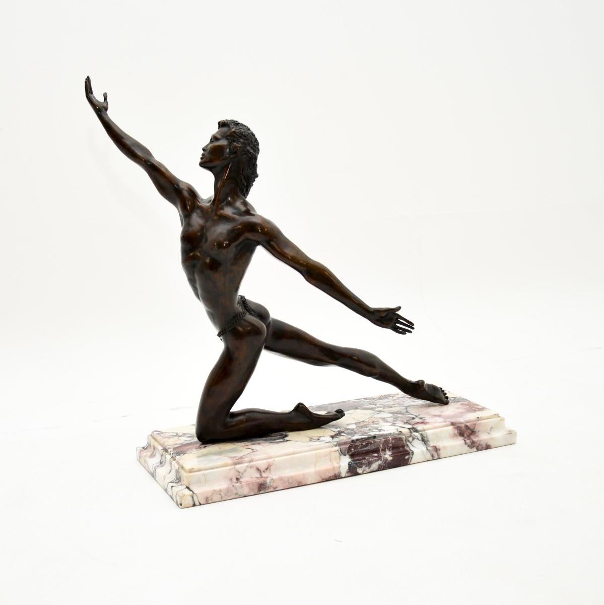 Una scultura in bronzo assolutamente straordinaria di Tom Merrifield, intitolata: Sebastian. Questo esemplare fa parte di un'edizione limitata di nove esemplari.

La qualità è eccezionale, è un'opera splendidamente realizzata con dettagli