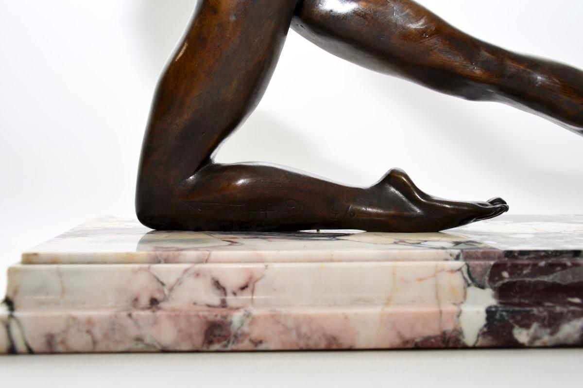 Scultura in bronzo di Tom Merrifield, intitolata: Sebastian in vendita 2