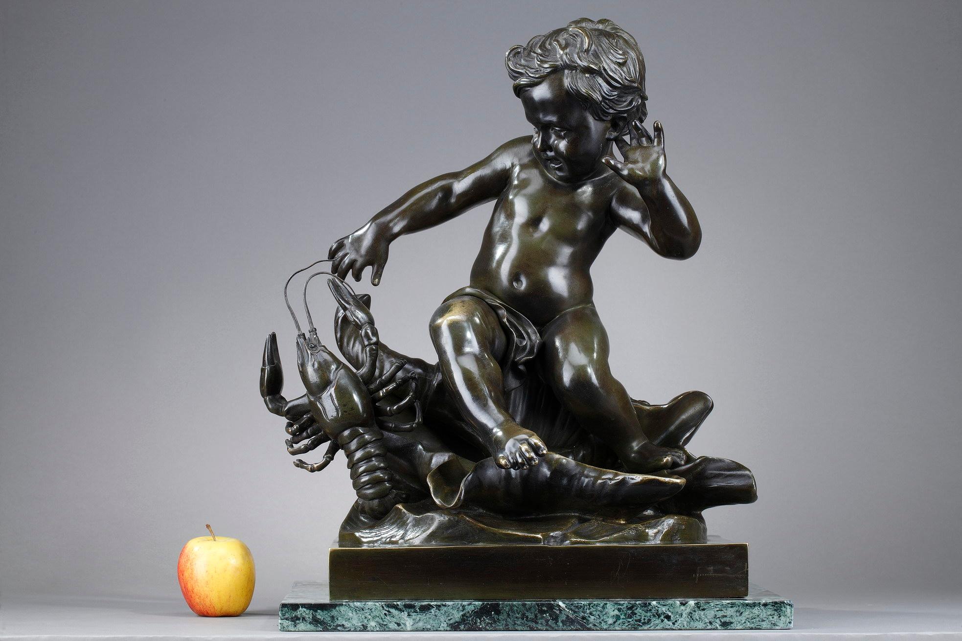 Sculpture en bronze à patine brune nuancée de vert signée Pigalle sur la base, représentant un enfant surpris par le pincement d'une écrevisse. Des larmes coulent sur les joues de l'enfant nu, assis sur un grand coquillage, car il vient de se faire