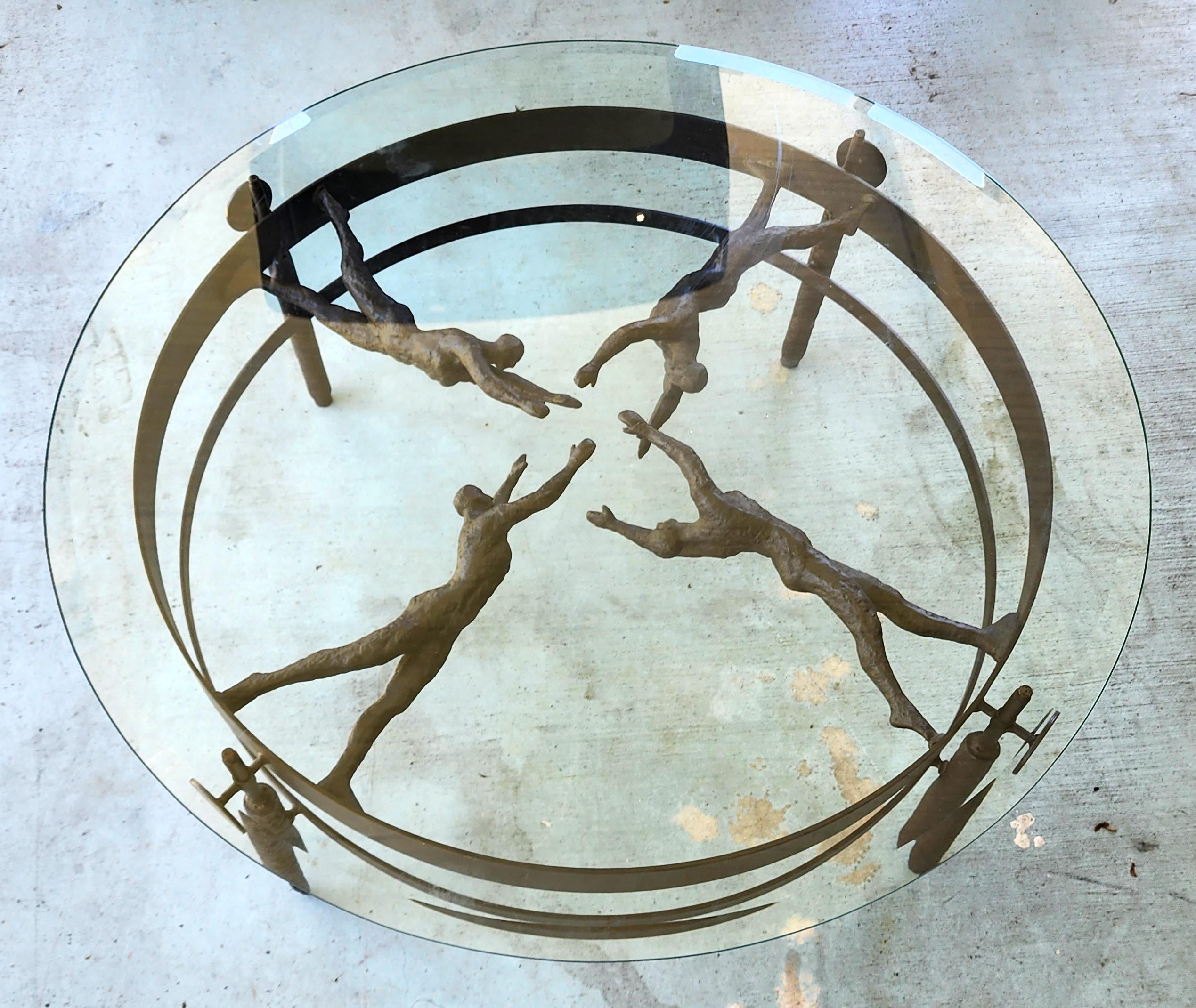 Table basse en sculpture de bronze représentant des femmes semi-nues en vente 5