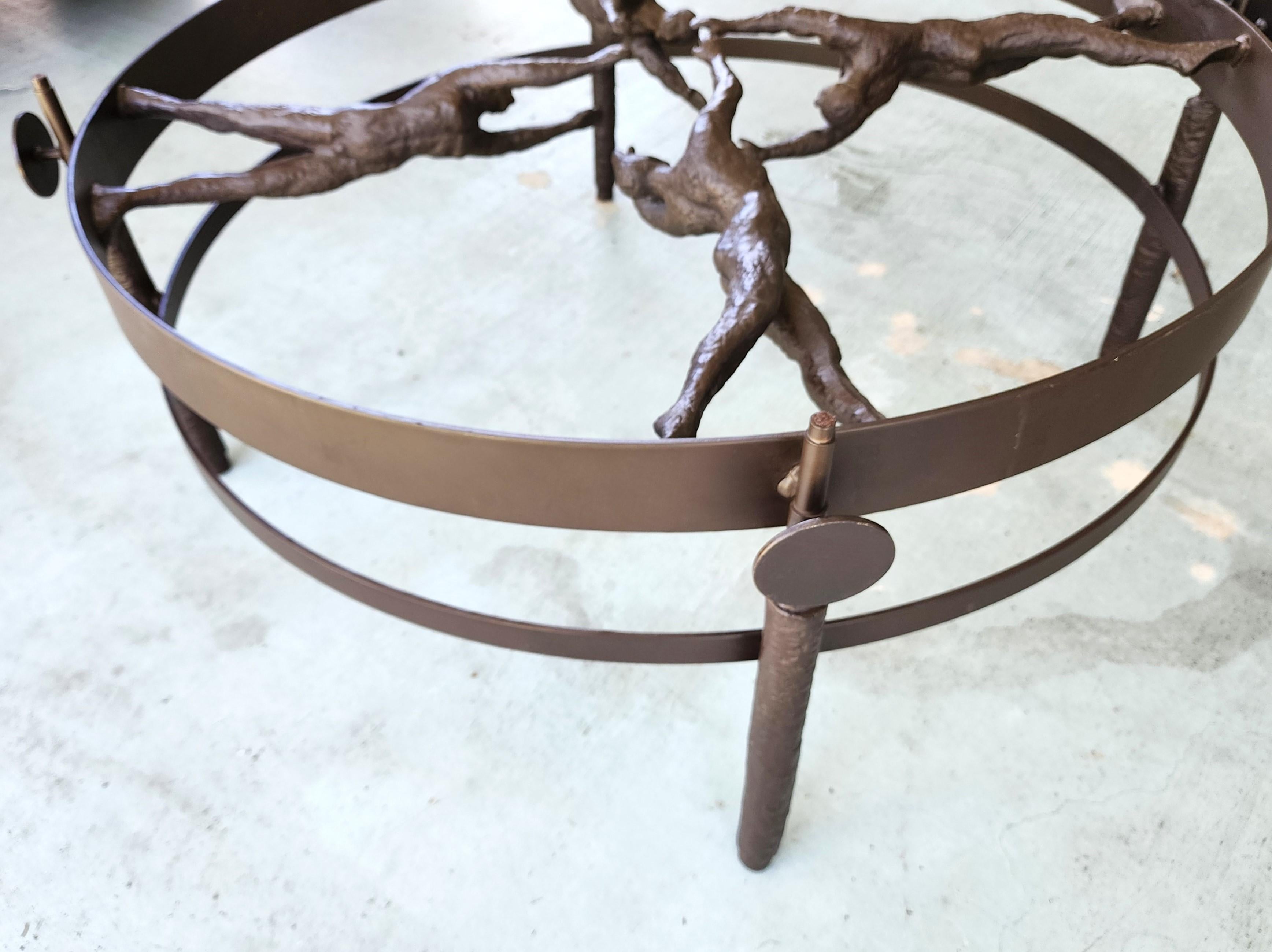 Table basse en sculpture de bronze représentant des femmes semi-nues en vente 3