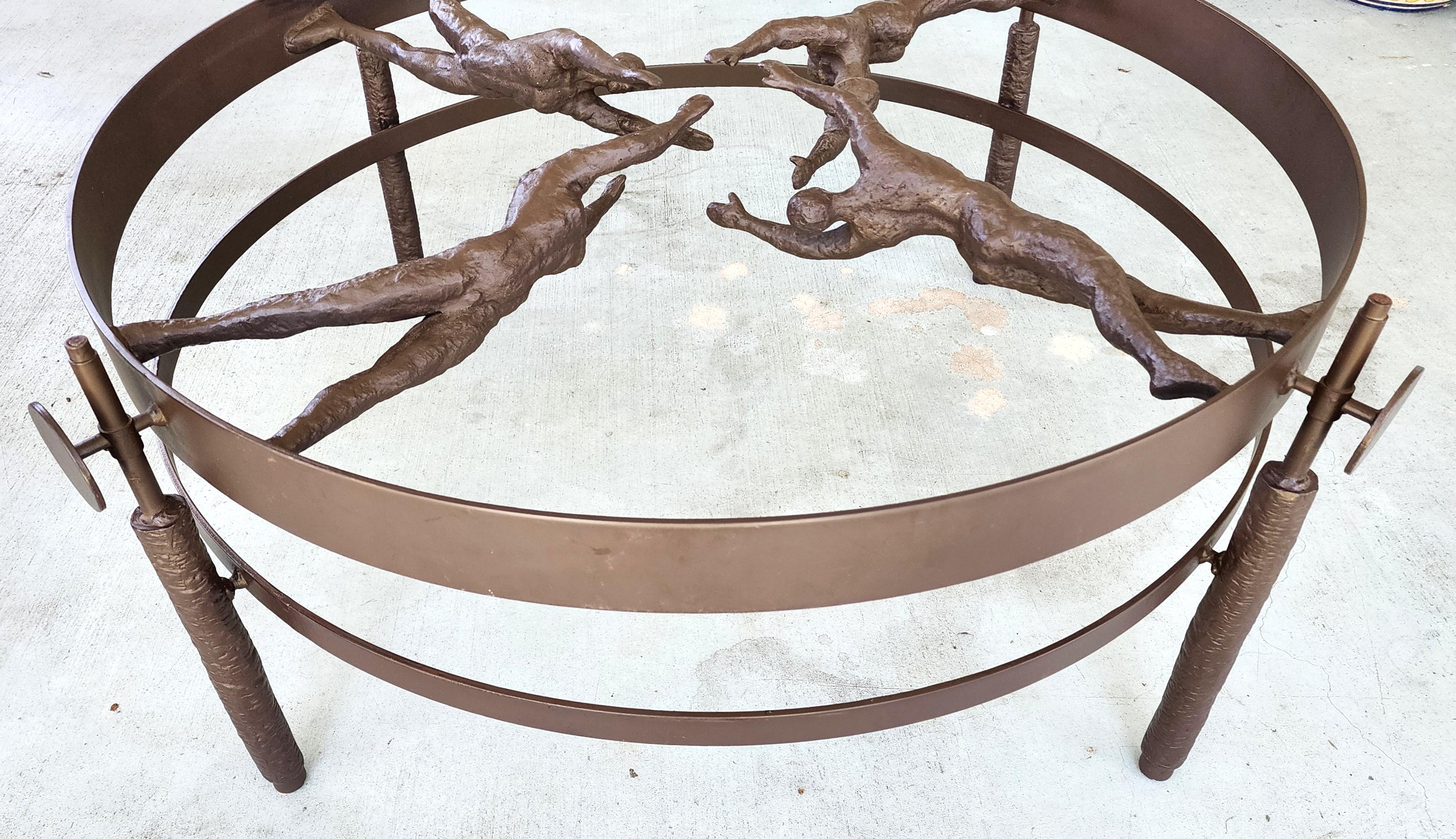 Table basse en sculpture de bronze représentant des femmes semi-nues en vente 4