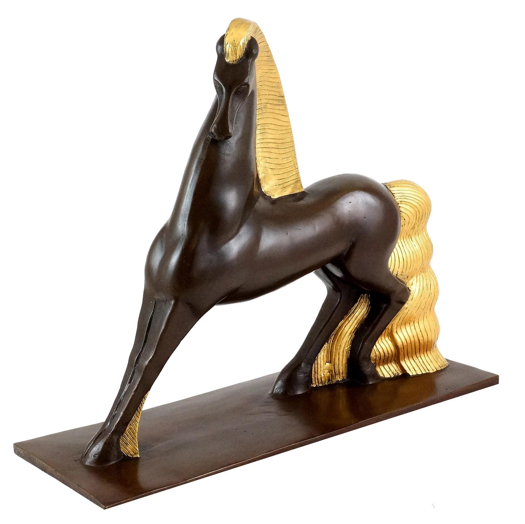 Sculpture in patinated and gilded bronze representing a horse in the Art Deco style, Modern Edition, XXI century.

H: 22cm, W: 27cm, D: 10cm