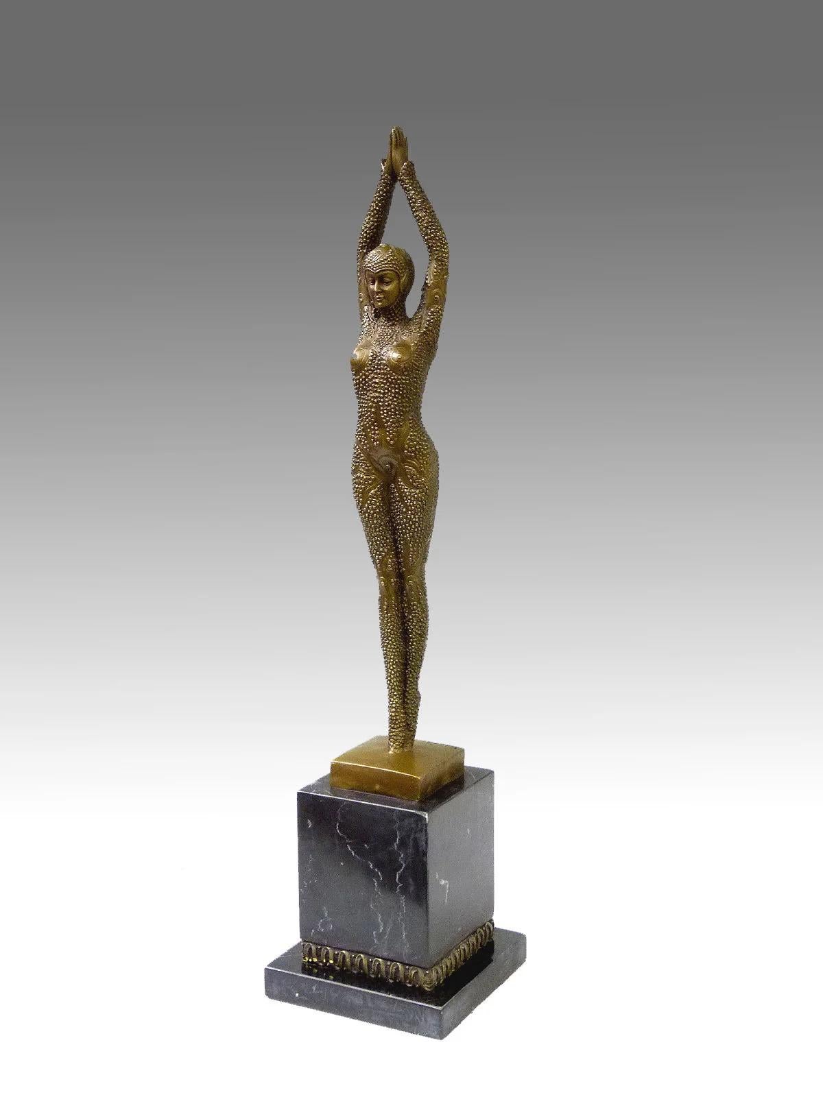 Escultura de bronce patinado que representa a una bailarina de estilo Art Déco, firmada D.H Chiparus, Edición Moderna, siglo XXI.

Alto: 49 cm, Ancho: 11 cm, Fondo: 11 cm
