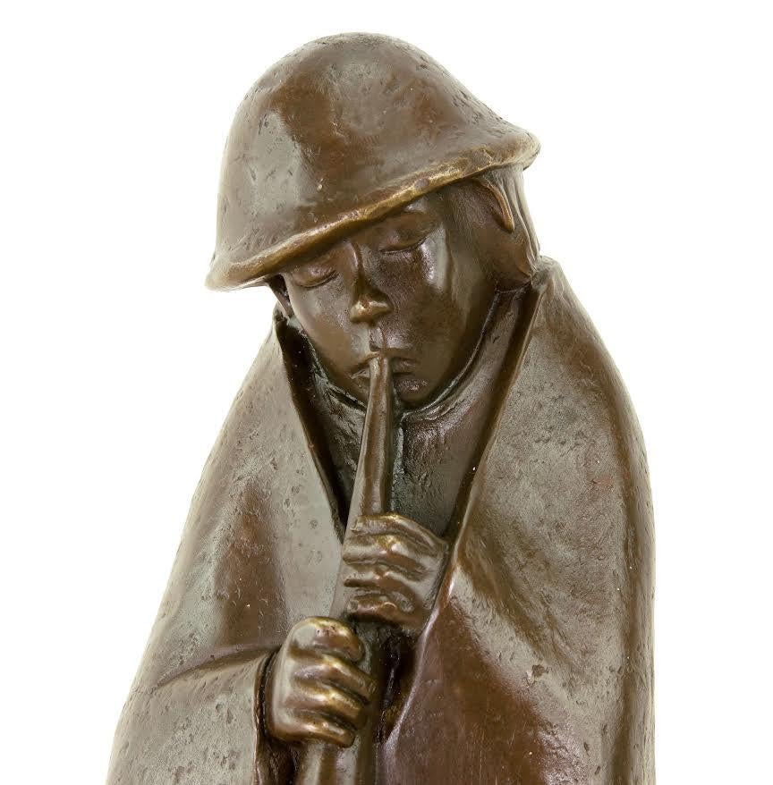 Skulptur aus patinierter Bronze, die einen Flötenspieler darstellt, signiert Ernst Barlach, moderner Guss, XXI.

H: 31cm, B: 19cm, T: 18cm