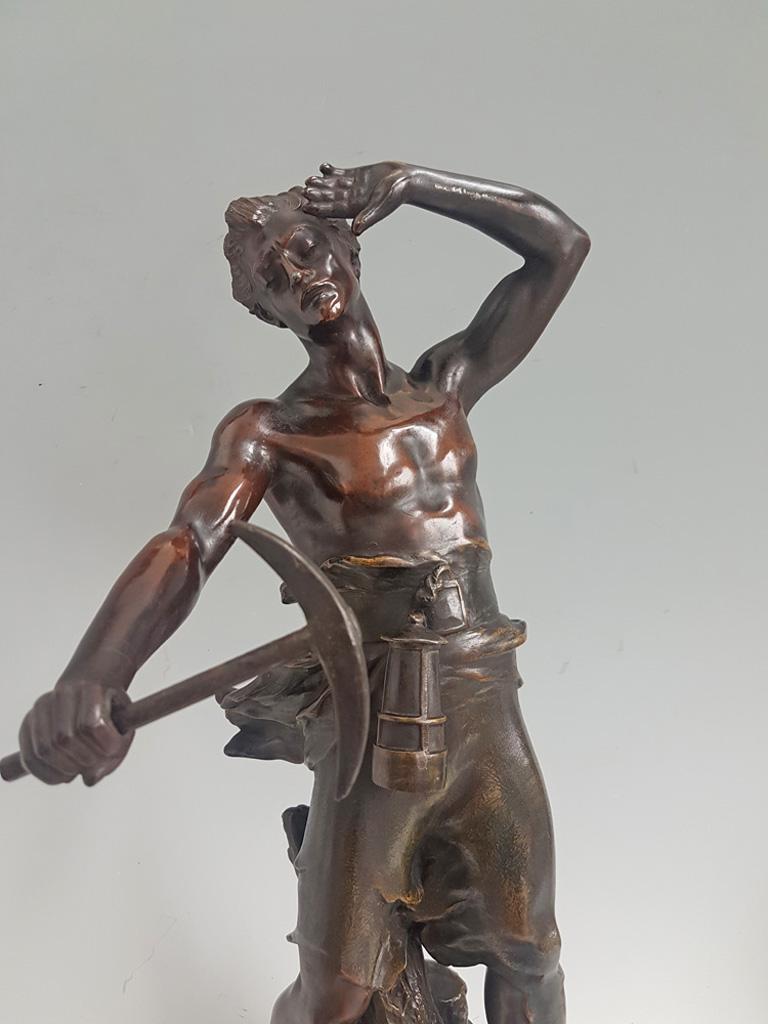 Eine schöne Bronze eines Bergmanns von Jean-Baptiste Germain (1841-1910)
Eine große und schön gegossene Skulptur eines hart arbeitenden Bergmanns mit dem Titel 'Mineur' mit schöner Patinierung.
Der Bergmann ist mit Spitzhacke, Helm und Laterne