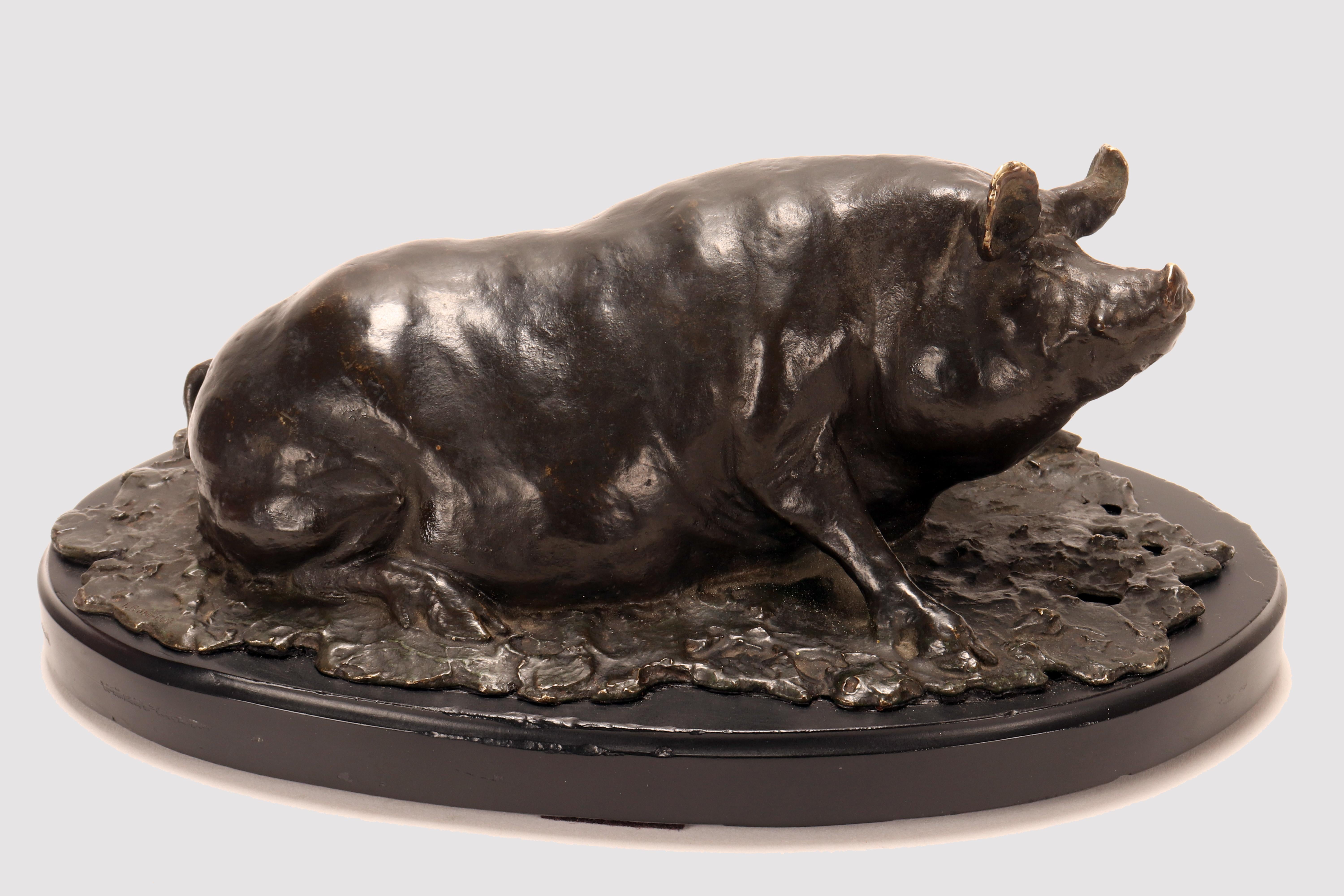 Scultura in bronzo a cera persa che raffigura un maiale o una scrofa sdraiati in un prato. La scultura è montata su una base ovale in ardesia di Lavagna. Firmato 