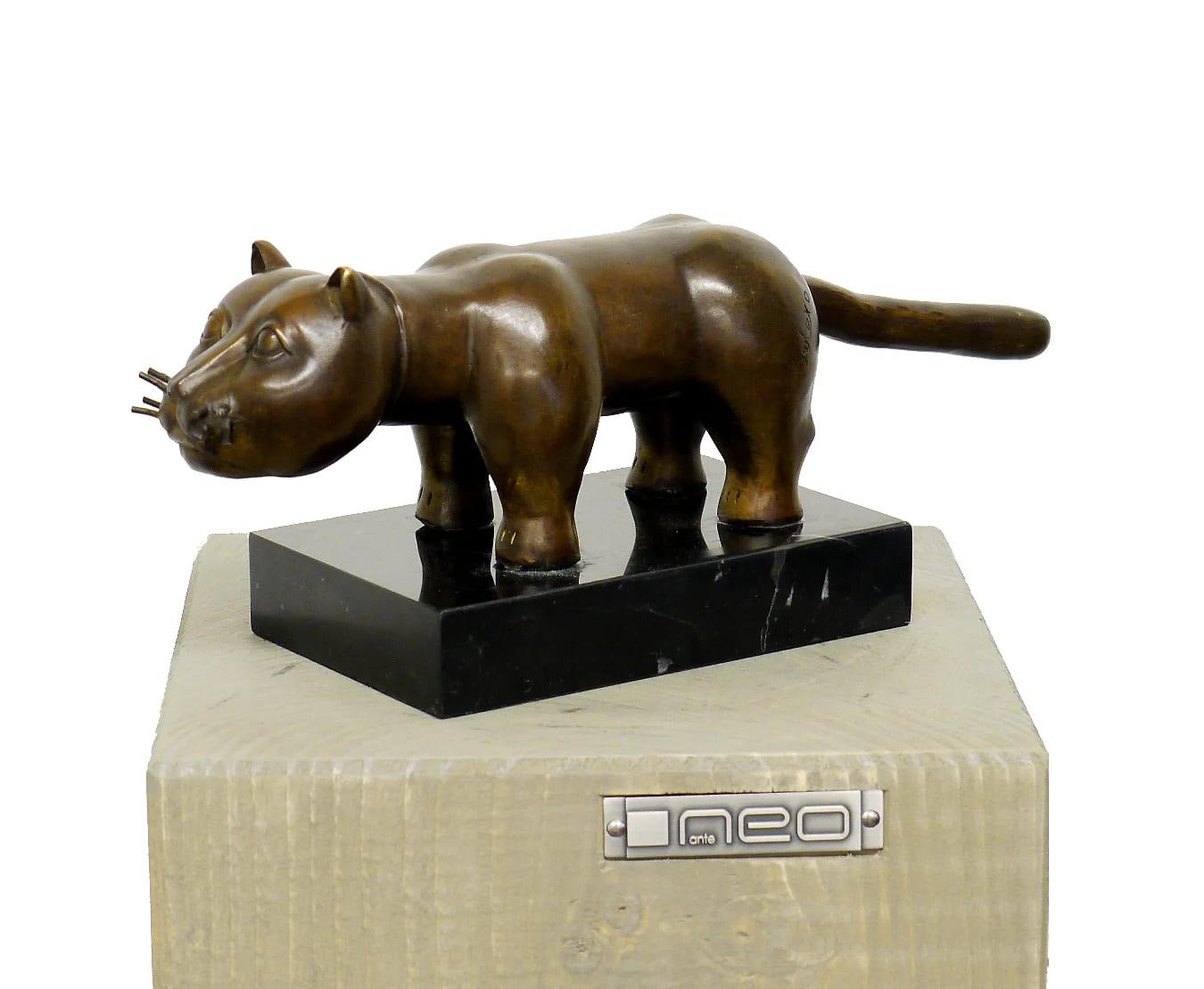 Questa scultura in bronzo di un gatto, El Gato, di Fernando Botero, esemplifica il suo iconico stile volumetrico. Il corpo arrotondato della figura, le zampe grandi e l'espressione serena trasformano un semplice animale in un monumento di presenza,
