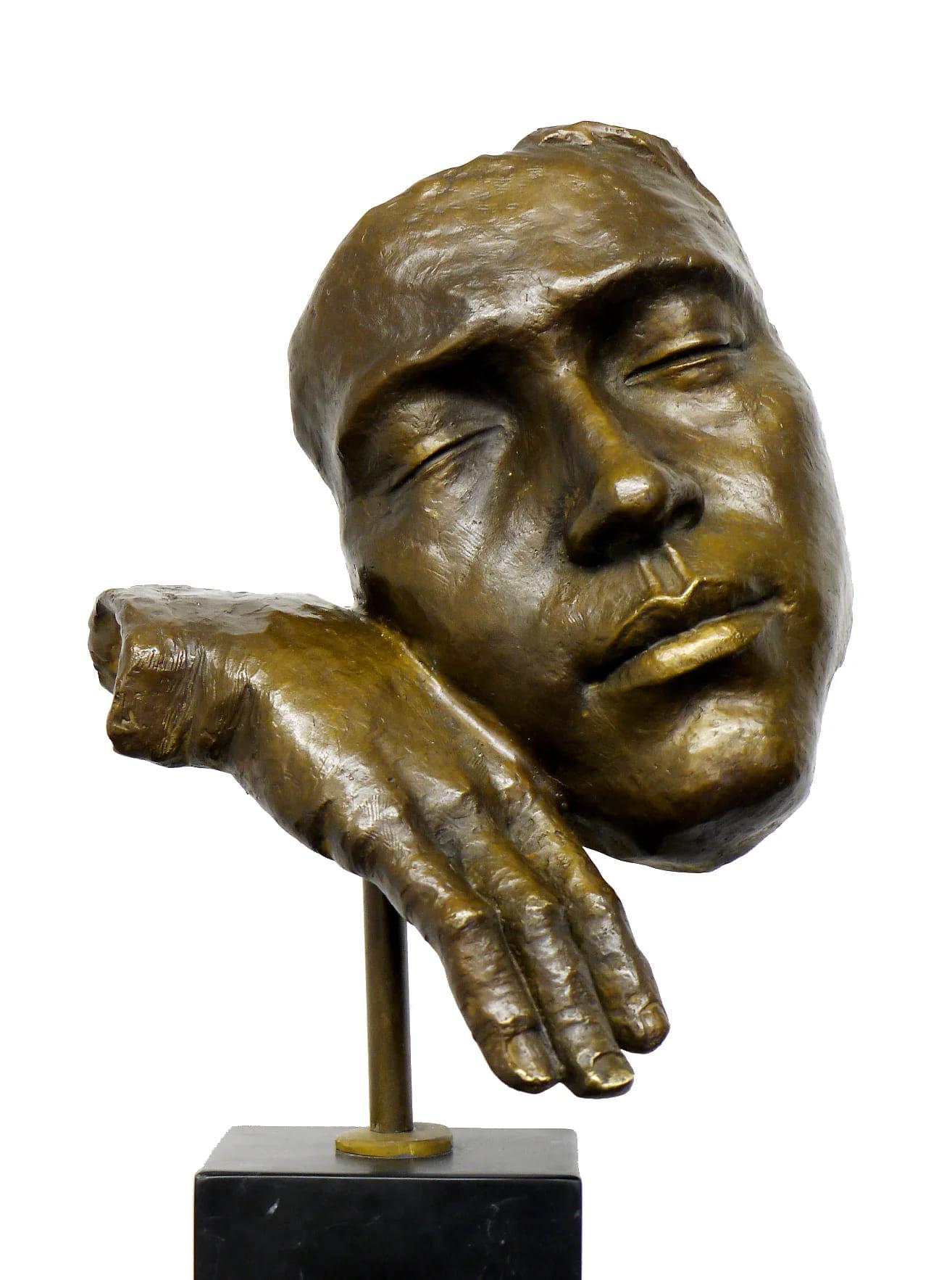 Questa scultura in bronzo Face Art Mask - Asleep è un'opera d'arte contemporanea ispirata all'universo surrealista di Salvador Dalí. L'opera rappresenta un volto umano sereno che riposa delicatamente su un braccio, a metà strada tra sogno e realtà.