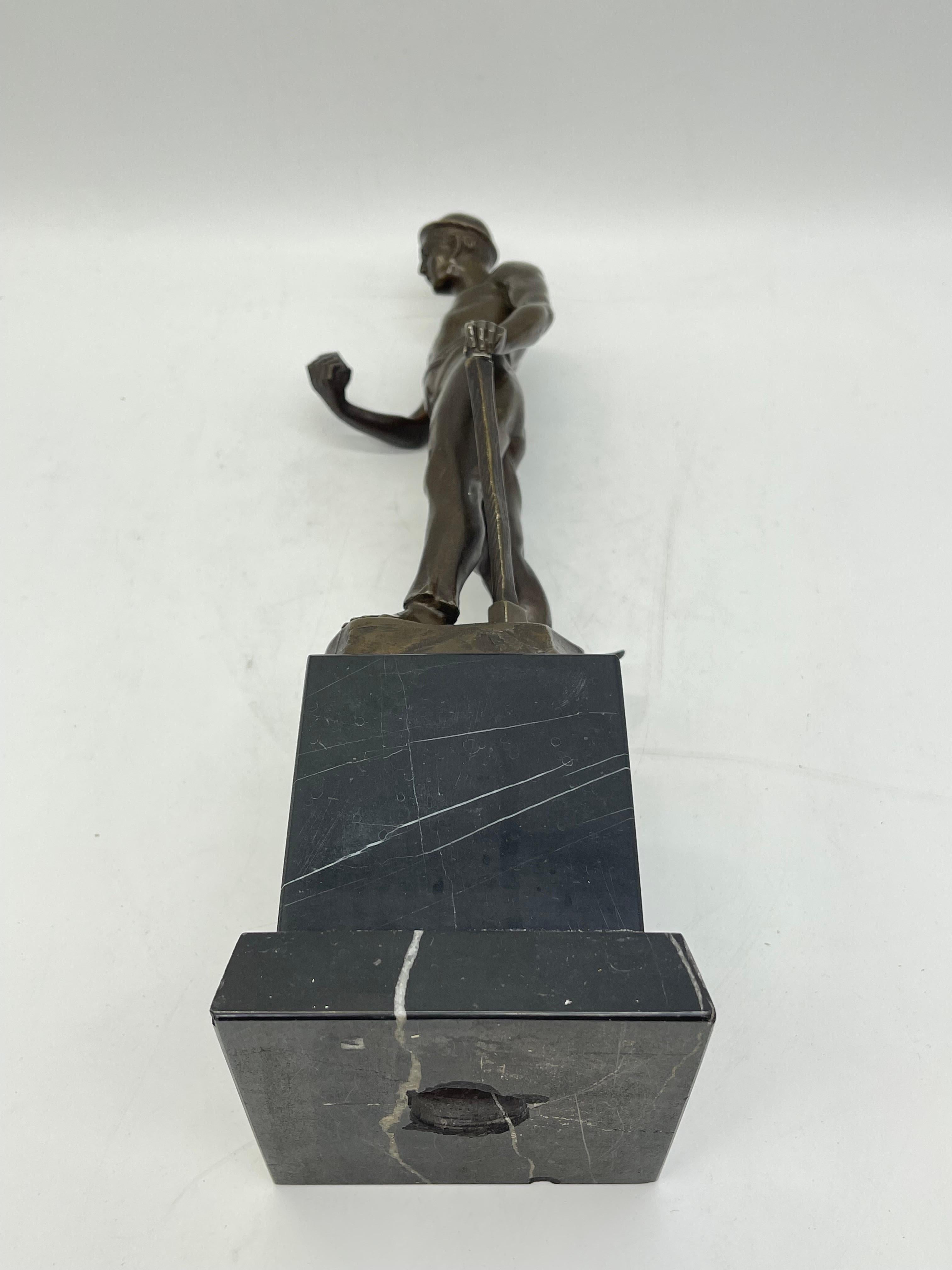 Bronzeskulptur / Figur Miner auf Marmorsockel, wahrscheinlich Deutschland im Angebot 15