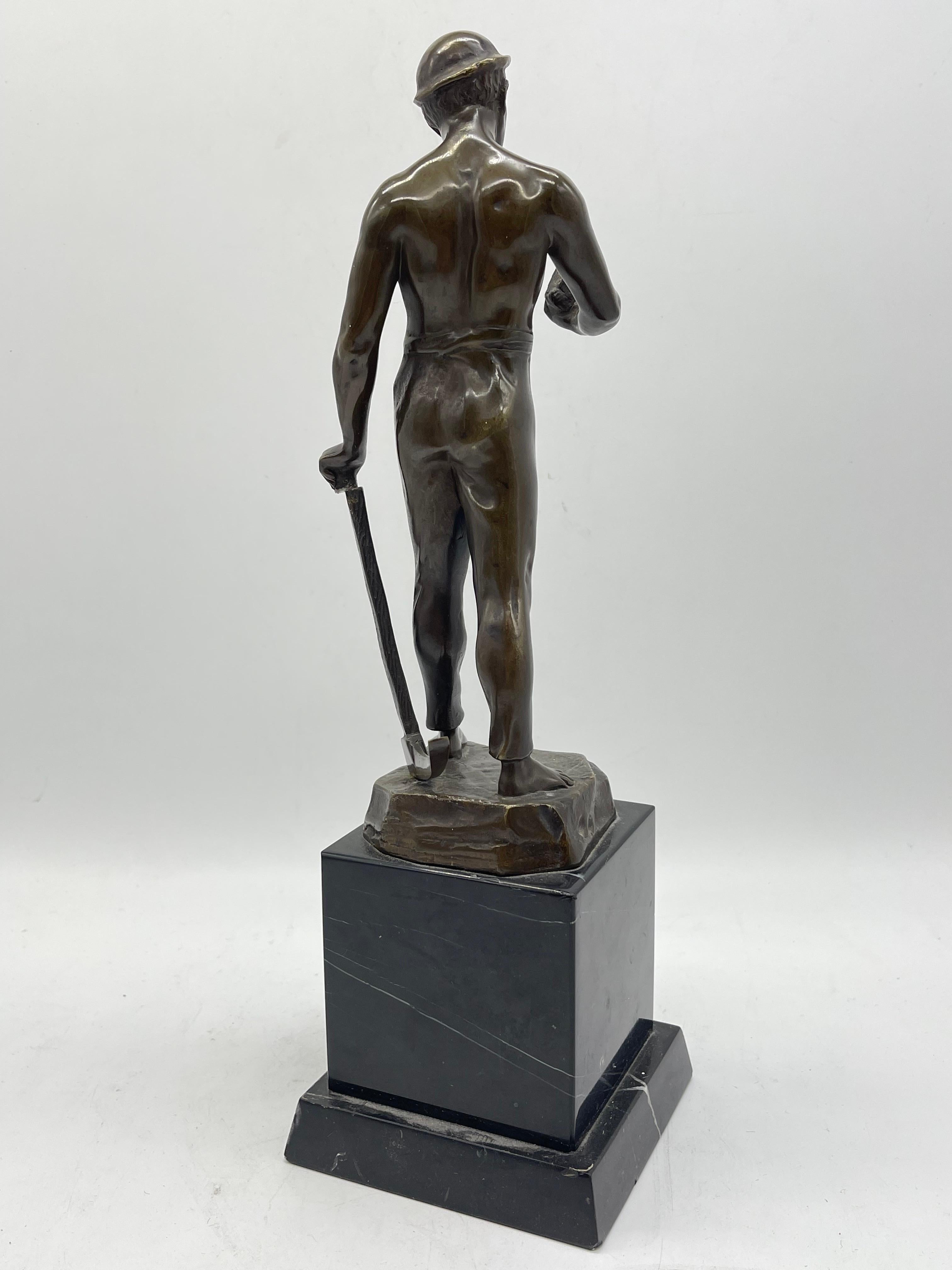Bronzeskulptur / Figur Miner auf Marmorsockel, wahrscheinlich Deutschland (19. Jahrhundert) im Angebot