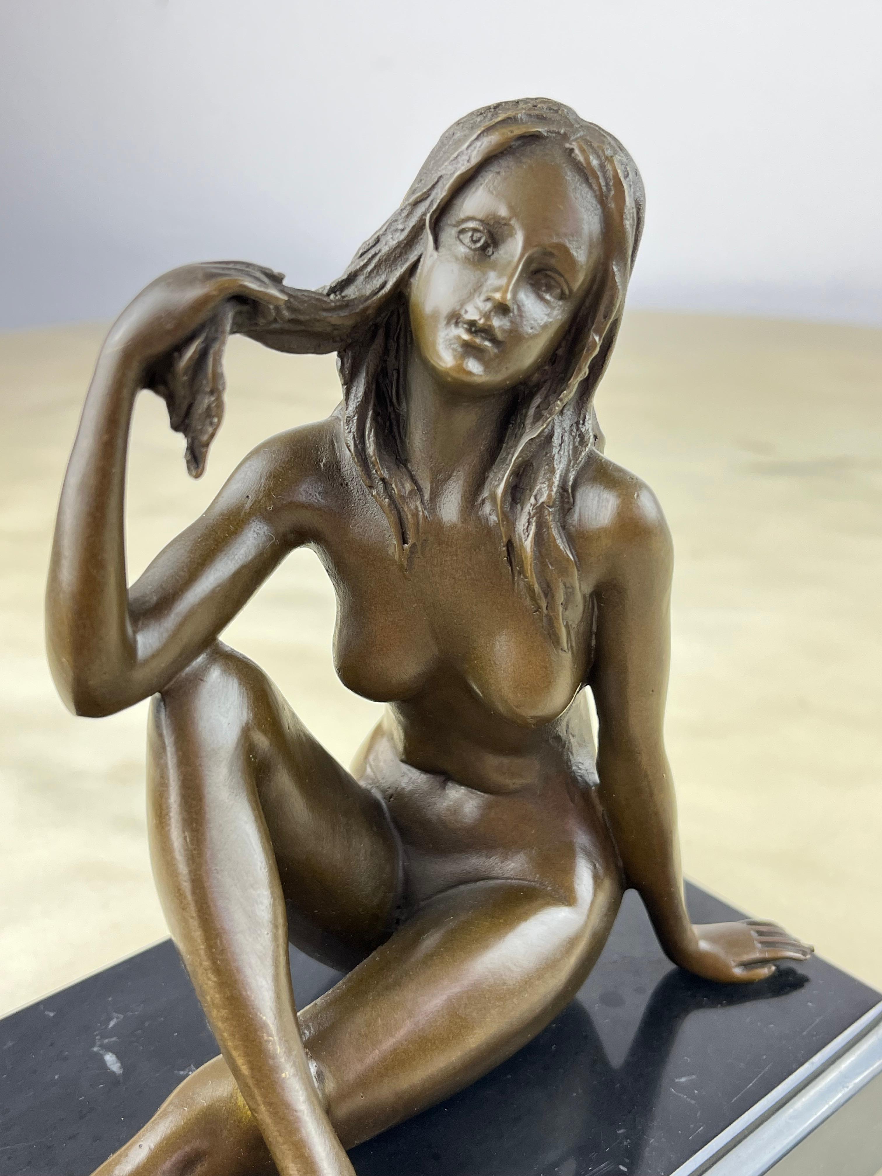 Bronze Sculpture, Figure of a Woman, Italy, 1980 In Excellent Condition In Palermo, IT