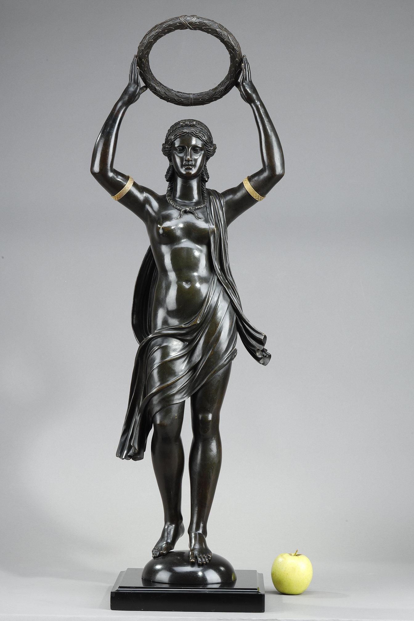 Very important bronze sculpture with brown patina from the Empire period. The bronze depicts an antique woman with a crown, or 