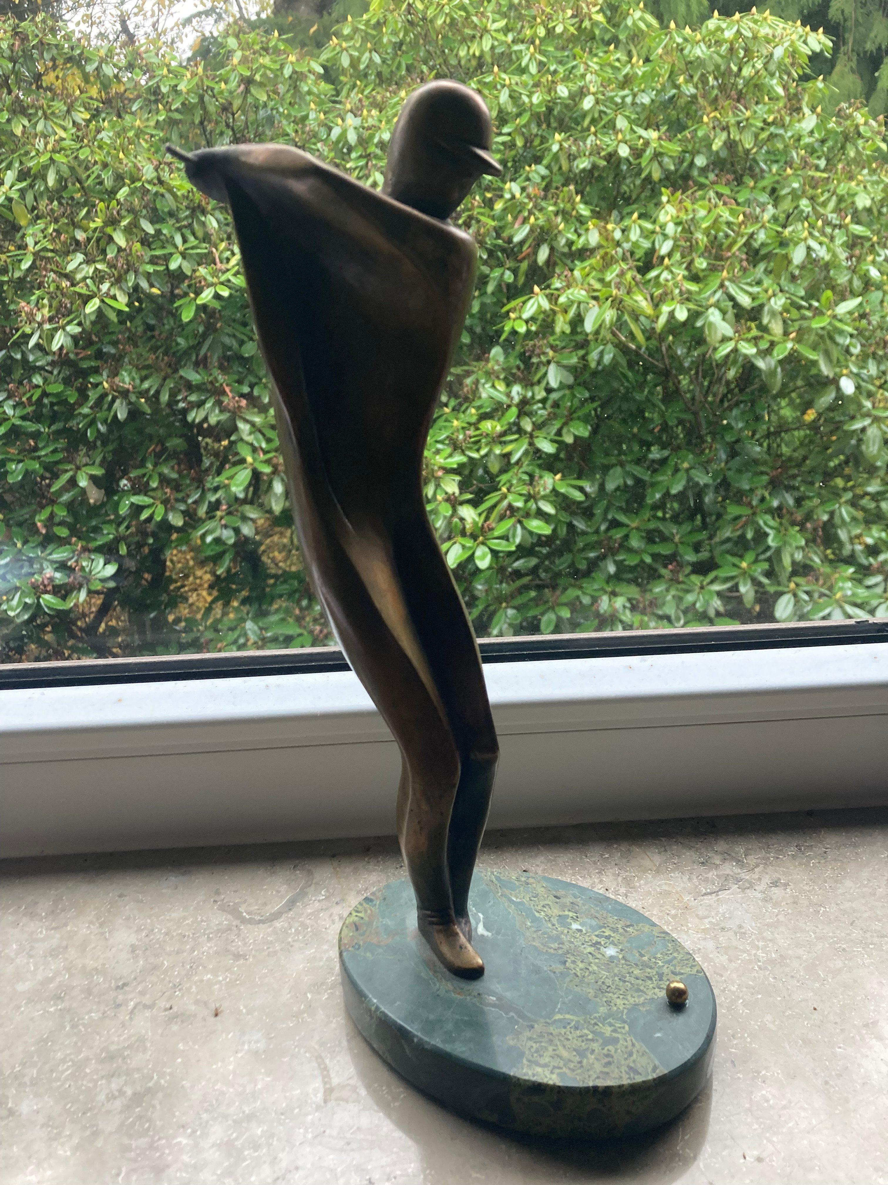 Bronzeskulptur „ Golfer“ aus Bronze auf grünem Marmorsockel. Levan Vardosanidze. 1990er-Jahre. (Ende des 20. Jahrhunderts) im Angebot