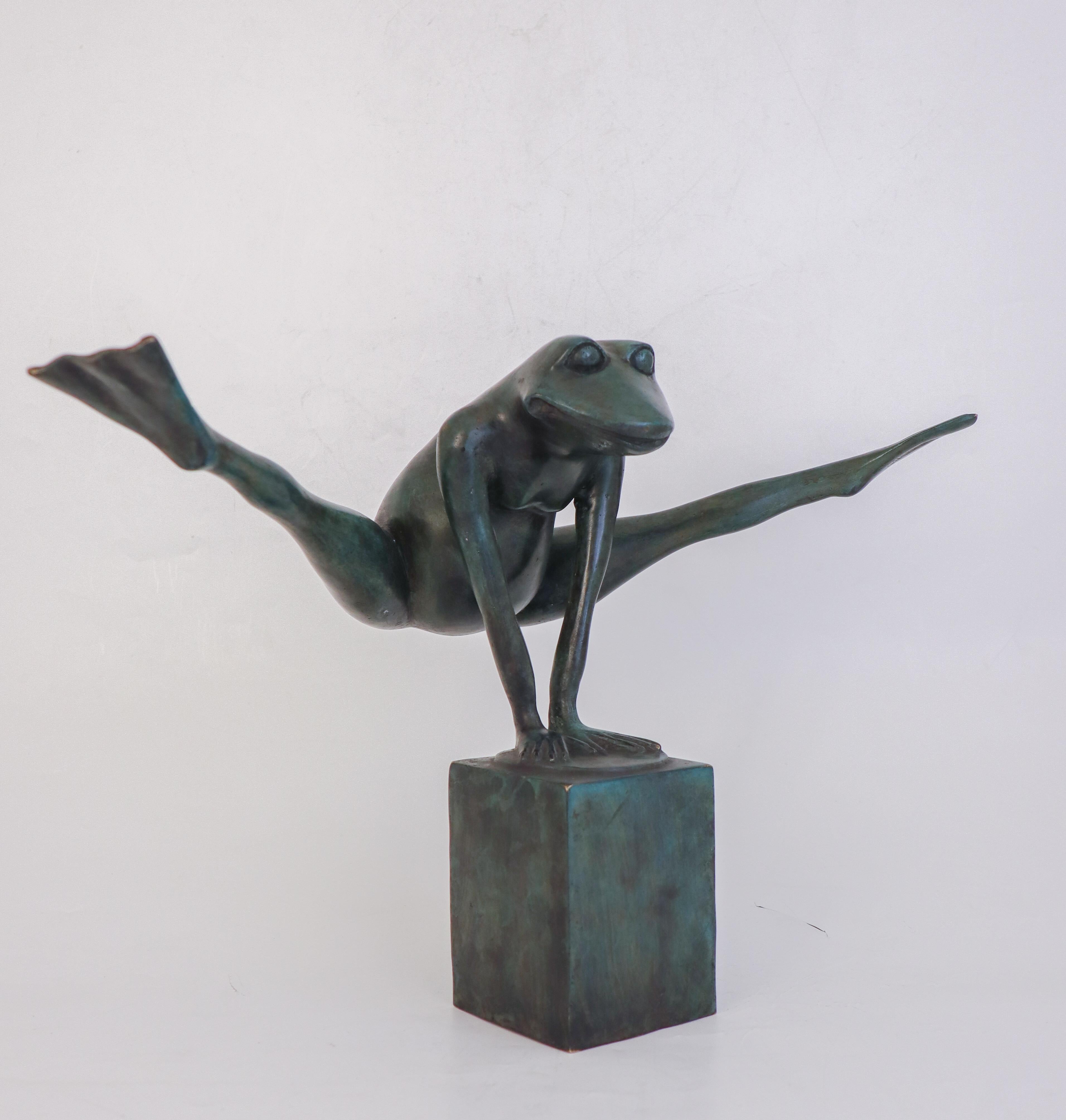 Una graziosa scultura in bronzo verde a forma di rana saltellante. La rana è alta 26 cm (10,4