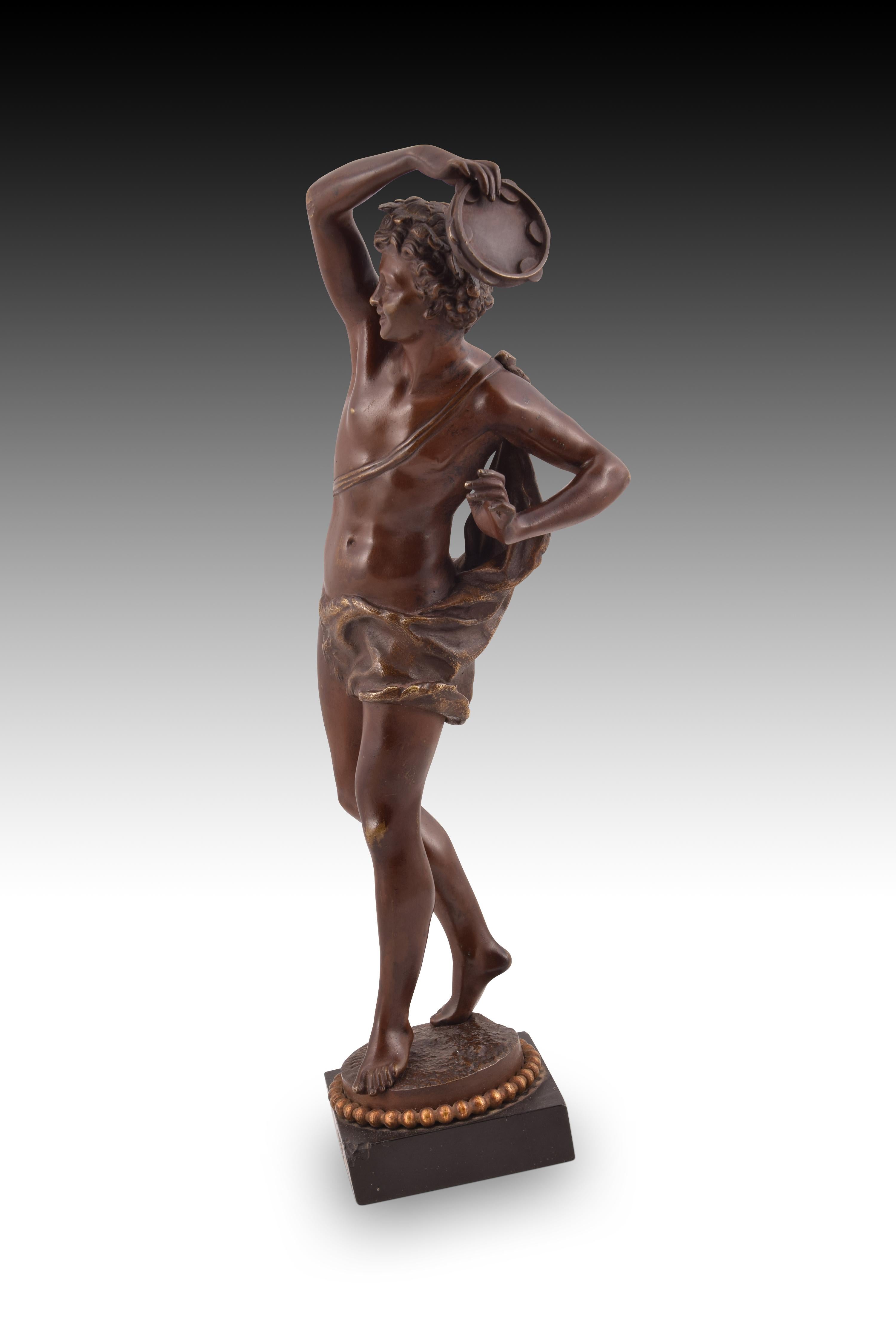 Sculpture en bronze Harmony. RANCOULET, Ernest (France, 1870-1915).
 Il présente de petits défauts. 
Sur une base carrée, une forme circulaire avec un collier de perles et une finition rocheuse au sommet sert de support à une jeune figure masculine