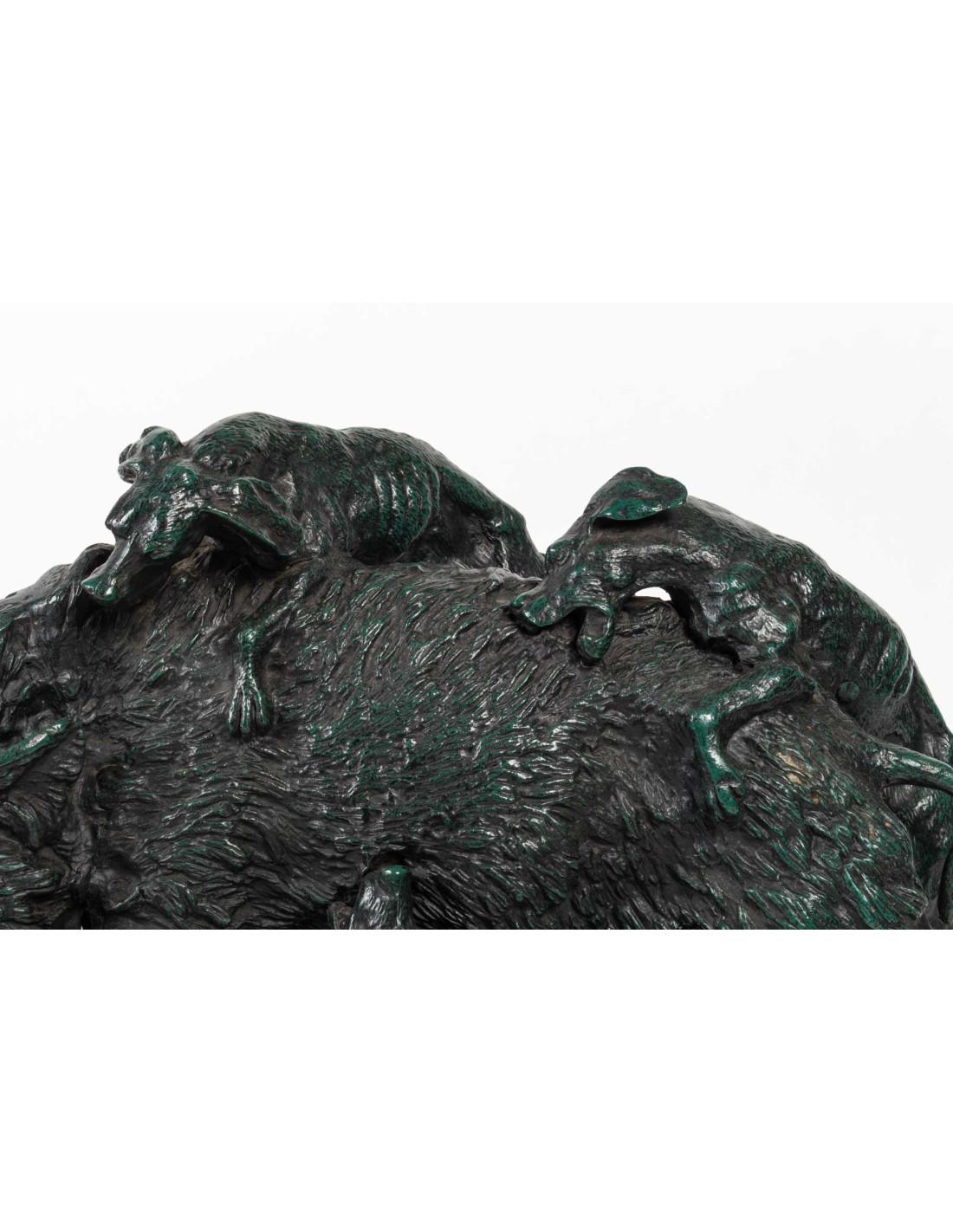 Français Sculpture en bronze , chiens de chasse assaillant le sanglier. en vente