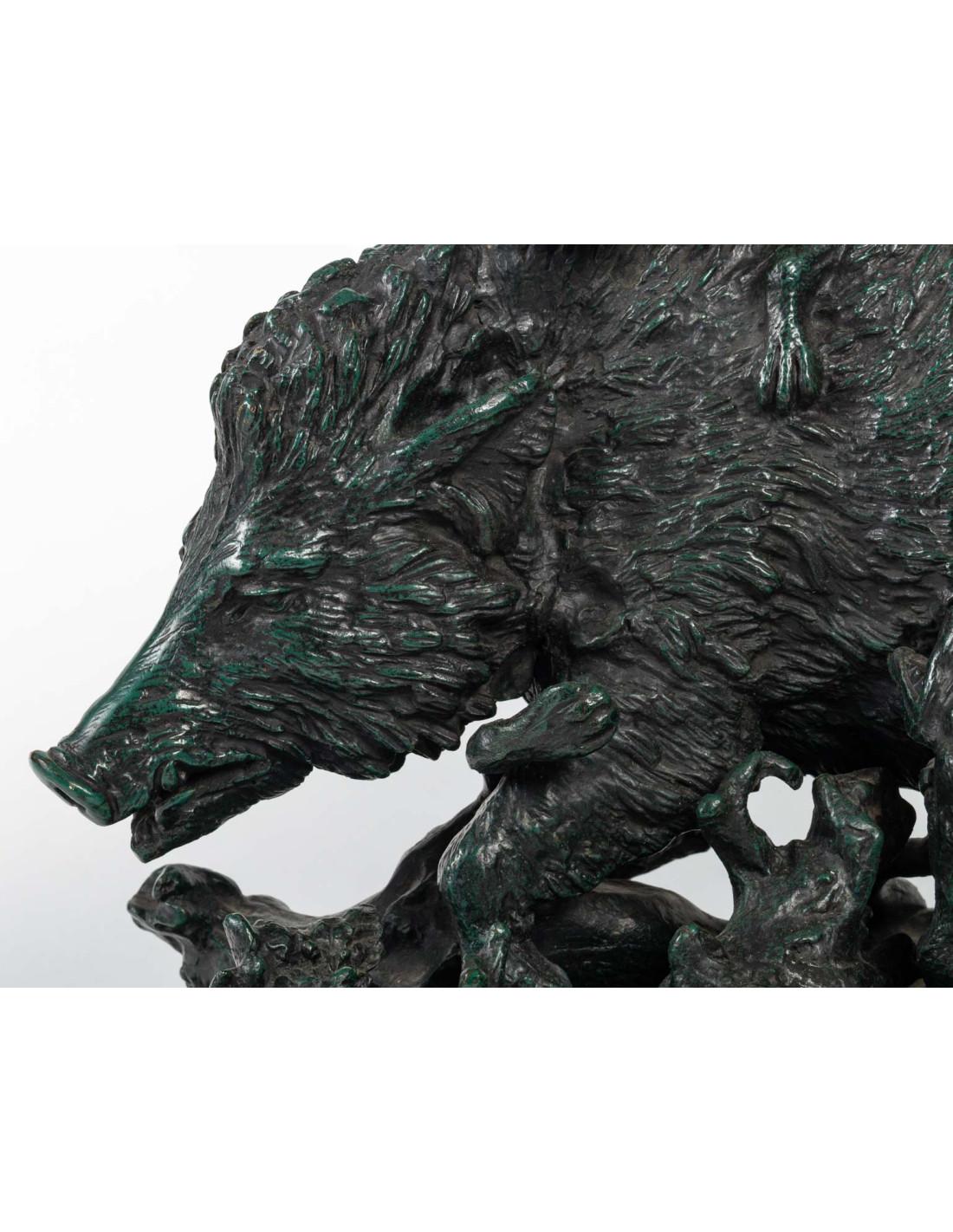 Patiné Sculpture en bronze , chiens de chasse assaillant le sanglier. en vente