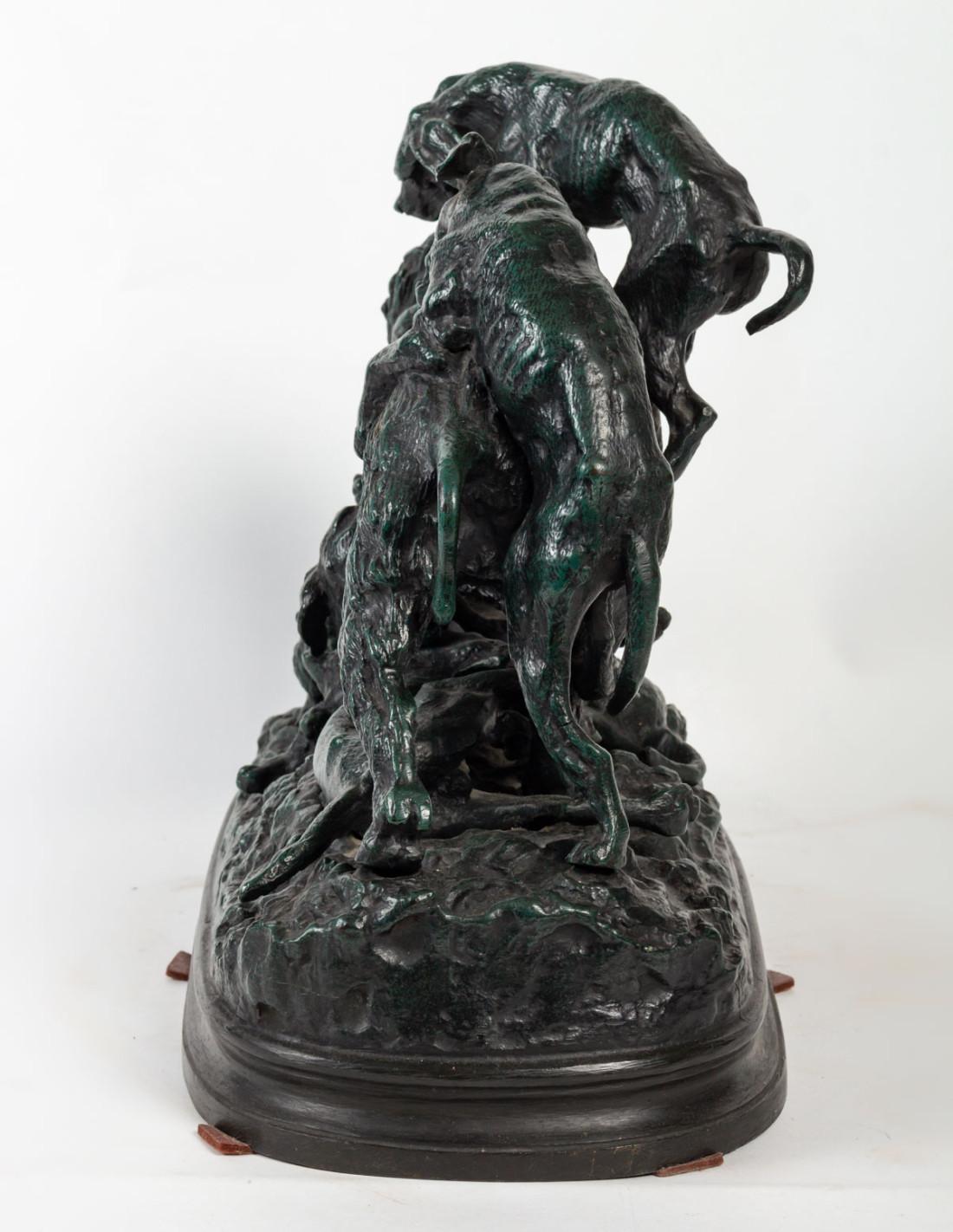 Sculpture en bronze , chiens de chasse assaillant le sanglier. en vente 1