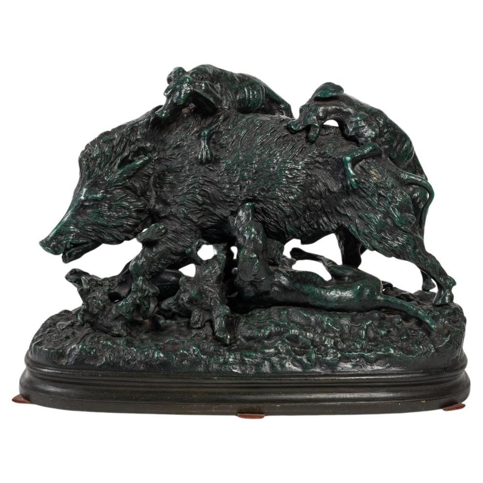Sculpture en bronze , chiens de chasse assaillant le sanglier. en vente