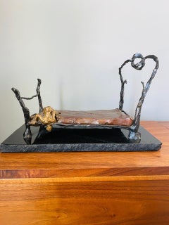 Escultura de bronce "Just Making Sure" de Linda Prokop