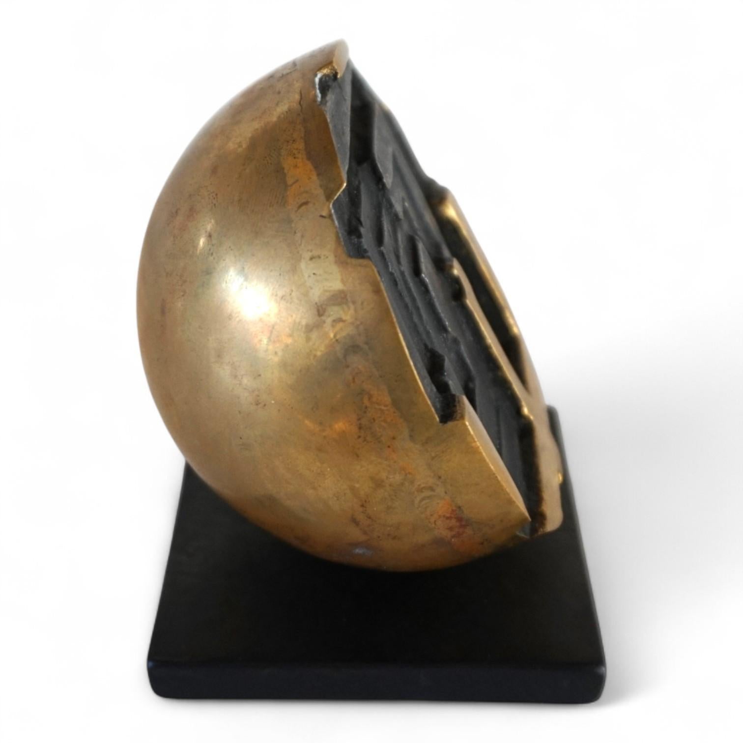 Questa imponente scultura in bronzo dell'artista italiana Fanna Roncoroni è in ottime condizioni. L'opera, 