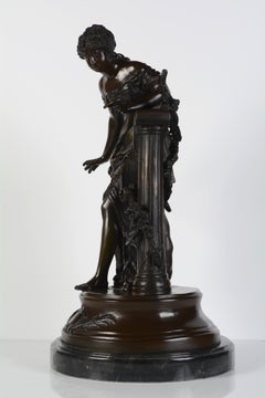 Bronze sculpture “Lady leaning on a column”.