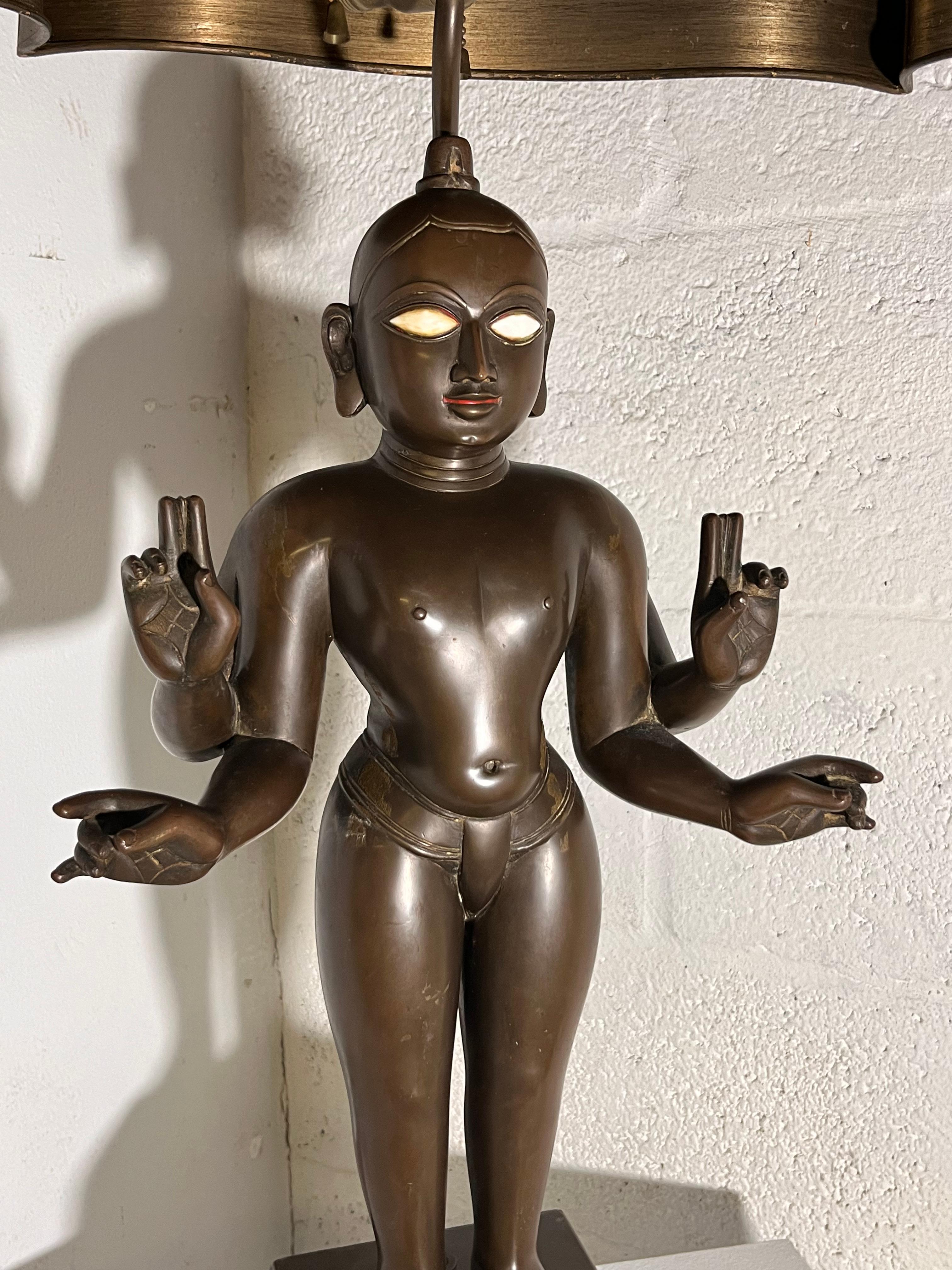 Anglo-indien Lampe sculptée en bronze représentant le dieu hindou Vishnu en vente
