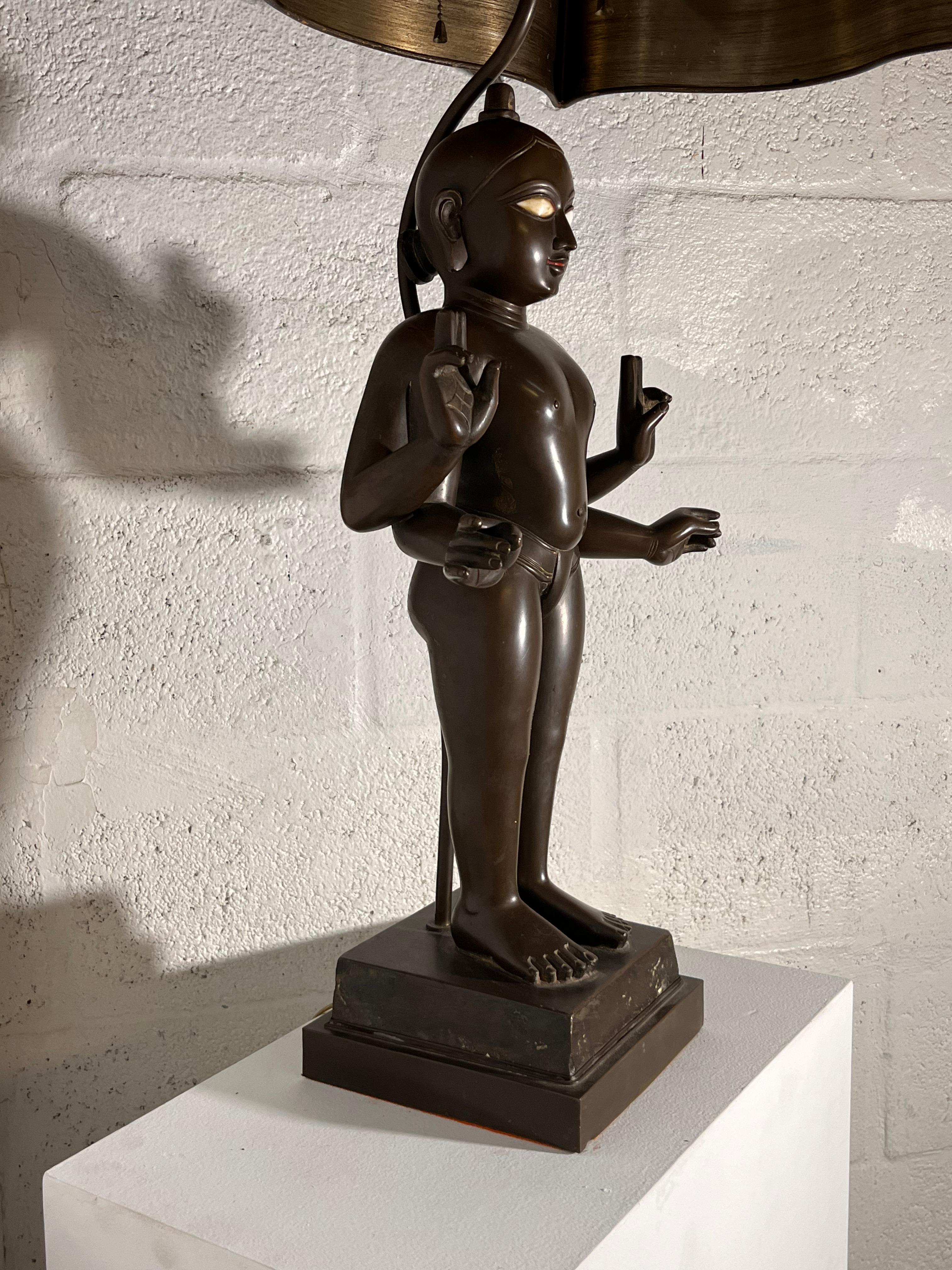 Indien Lampe sculptée en bronze représentant le dieu hindou Vishnu en vente