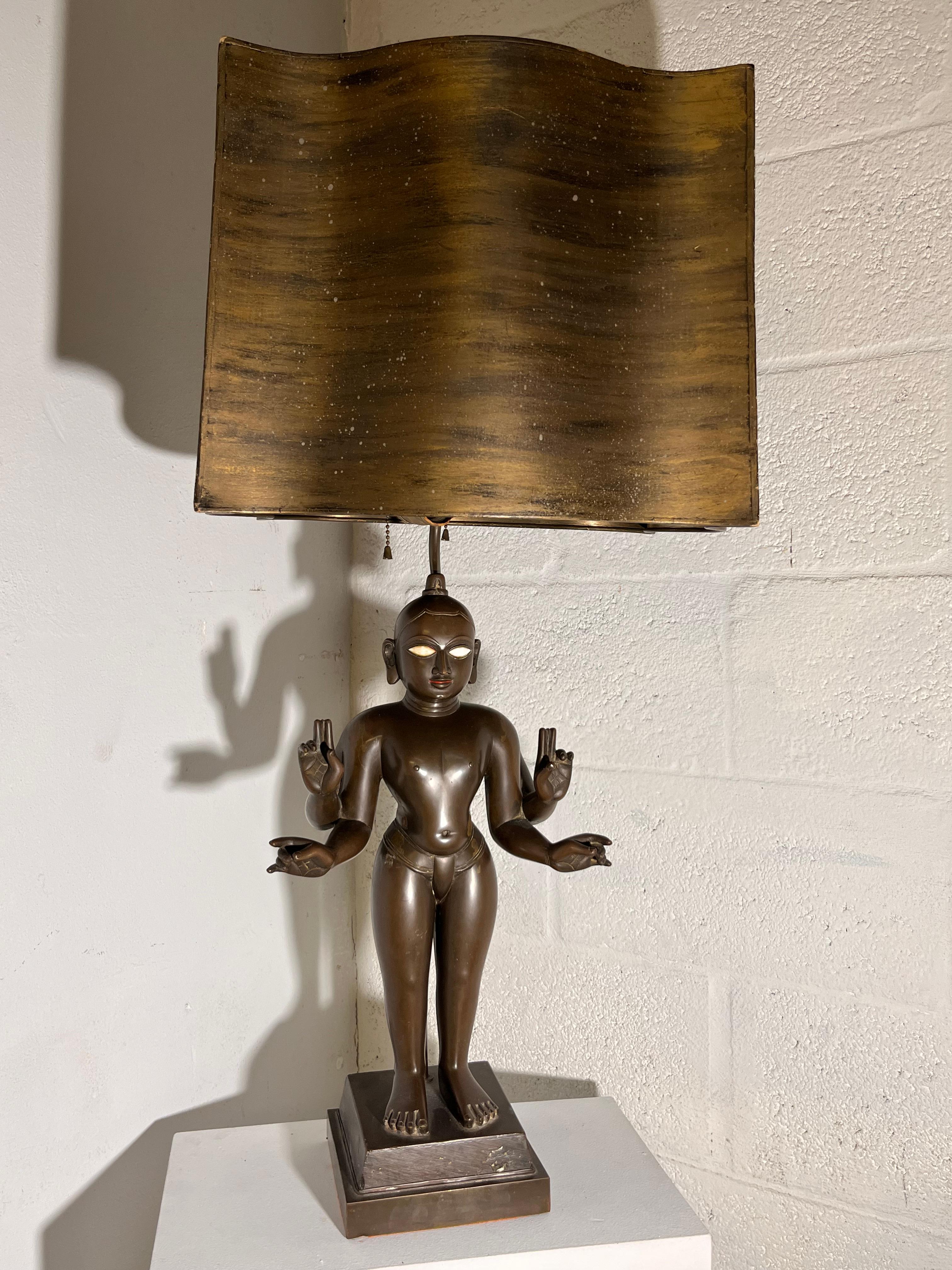 Lampe sculptée en bronze représentant le dieu hindou Vishnu Bon état - En vente à Miami, FL