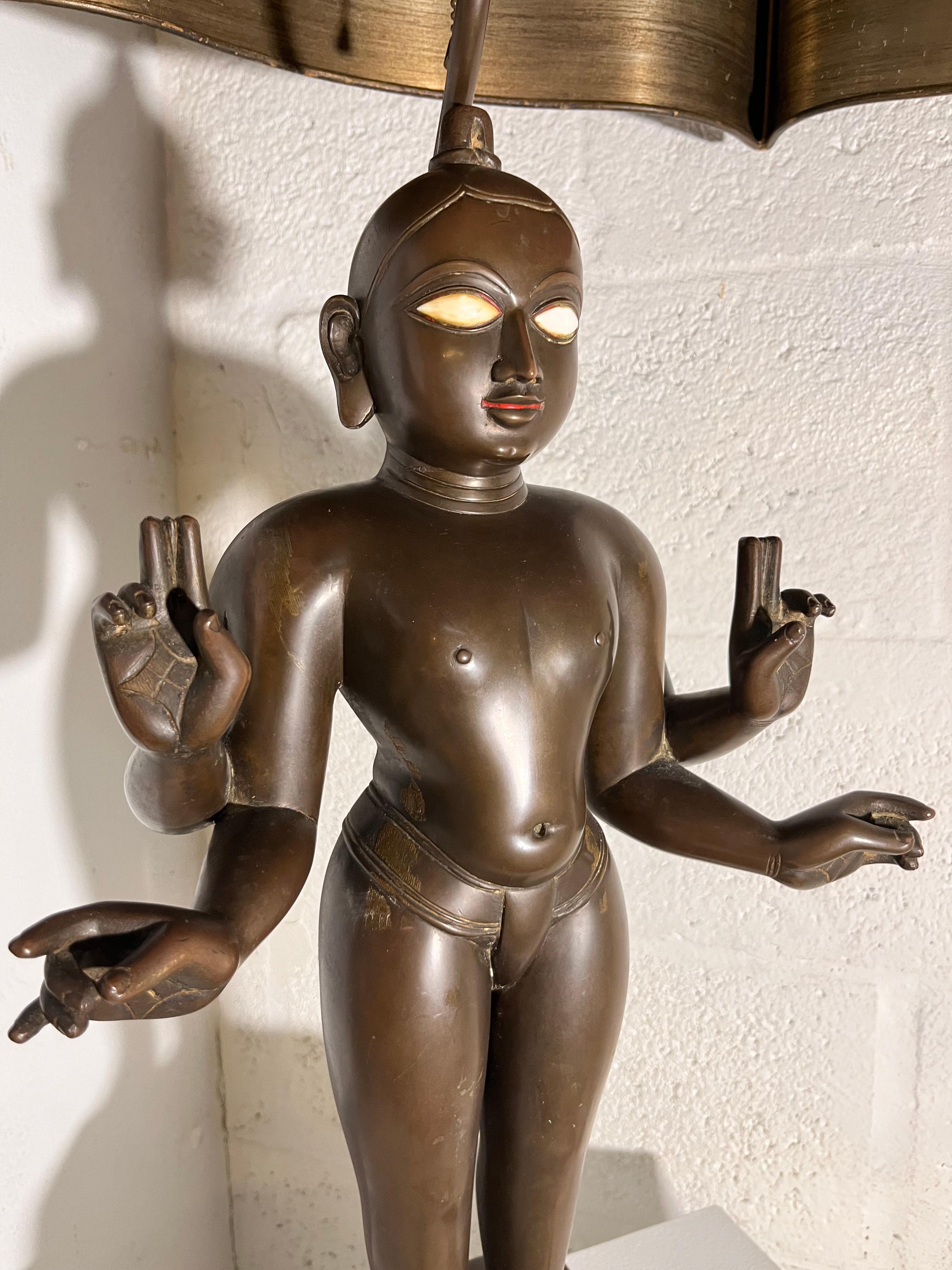 XIXe siècle Lampe sculptée en bronze représentant le dieu hindou Vishnu en vente