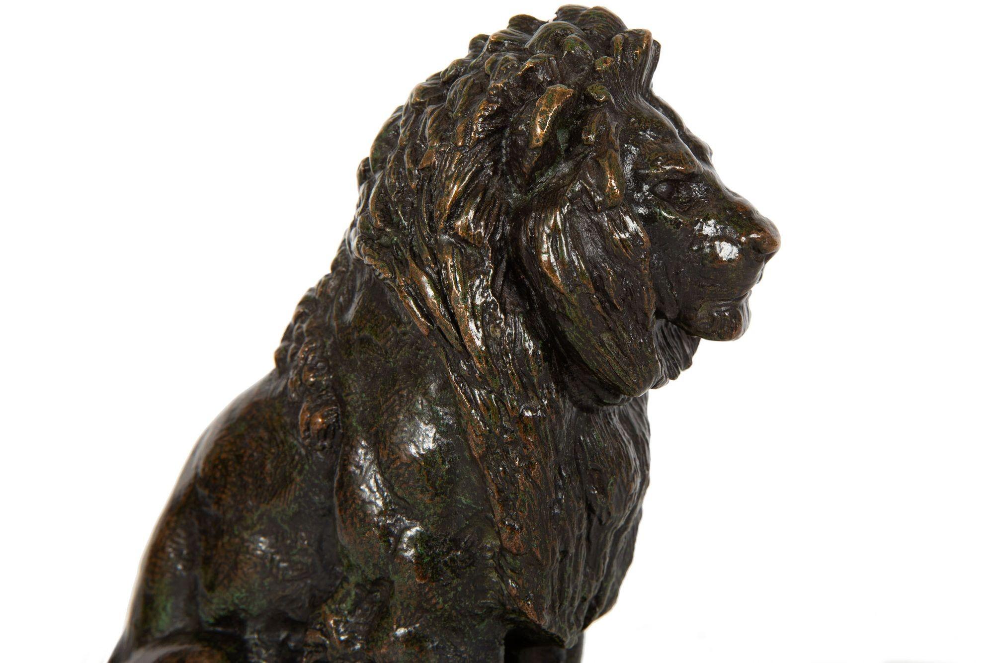 Bronze Sculpture en bronze Lion Assis n° 2, Antoine-Louis Barye, vers 1880 en vente
