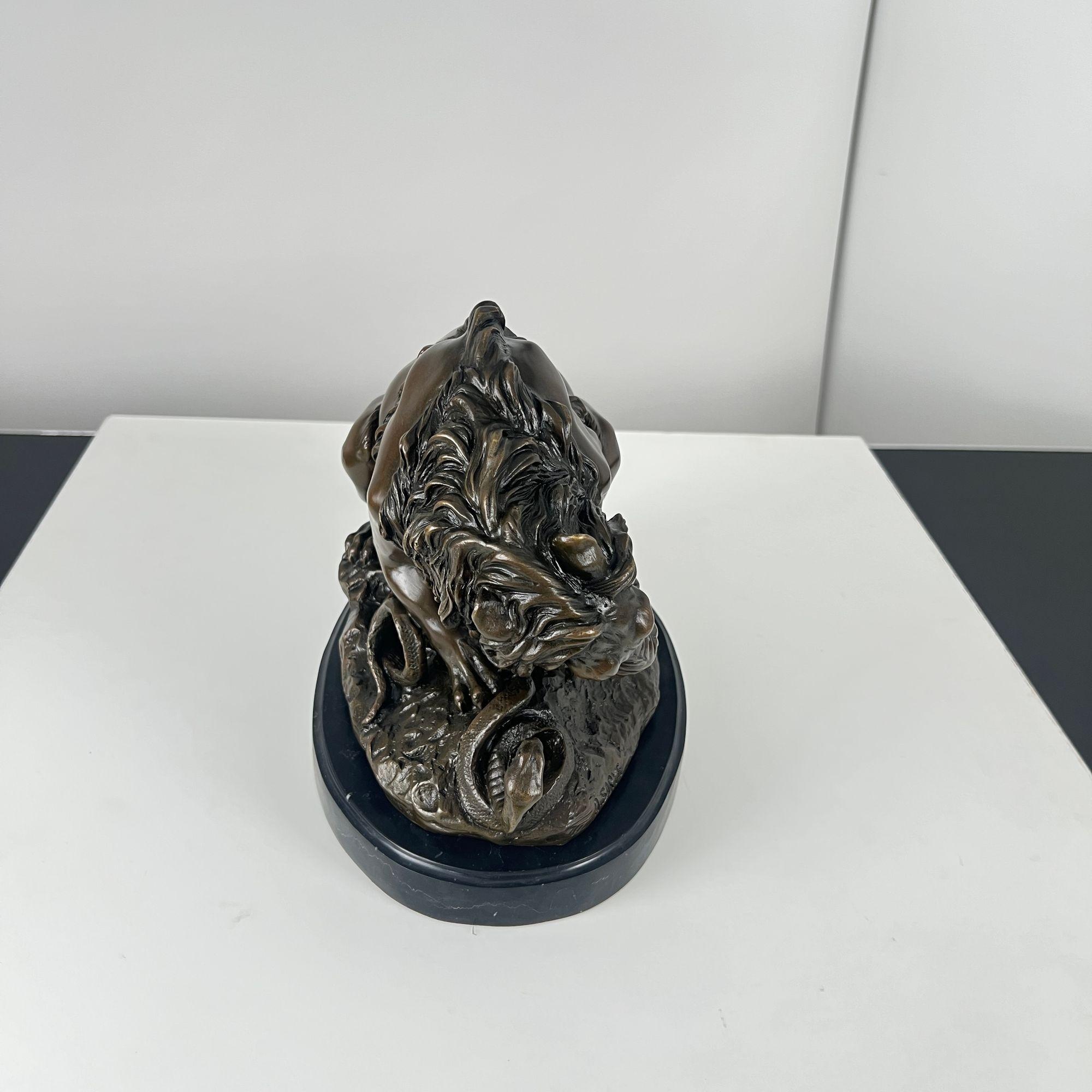 Escultura de bronce, León con serpiente, Según A. Barye, Francia, Siglo XX. en venta 2
