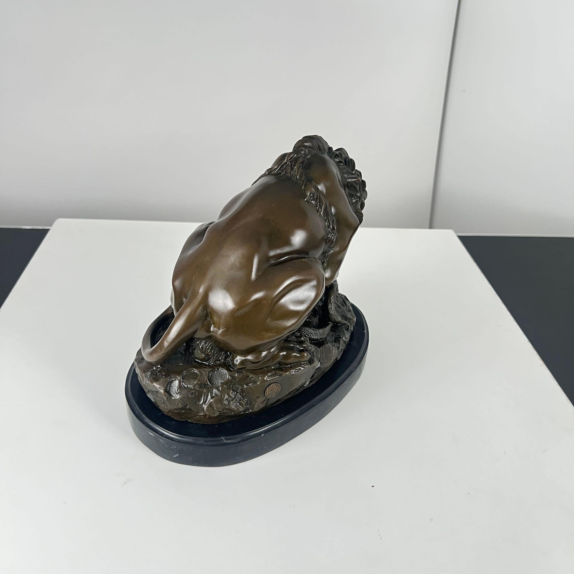Escultura de bronce, León con serpiente, Según A. Barye, Francia, Siglo XX. en venta 3