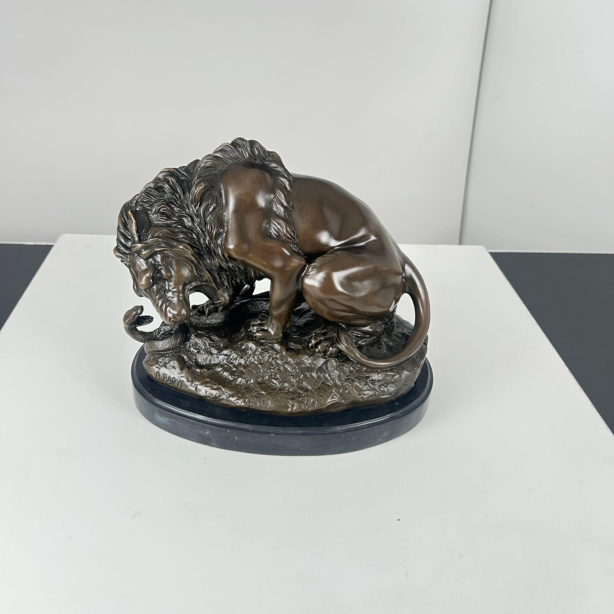 Escultura de bronce, León con serpiente, Según A. Barye, Francia, Siglo XX. en venta 4